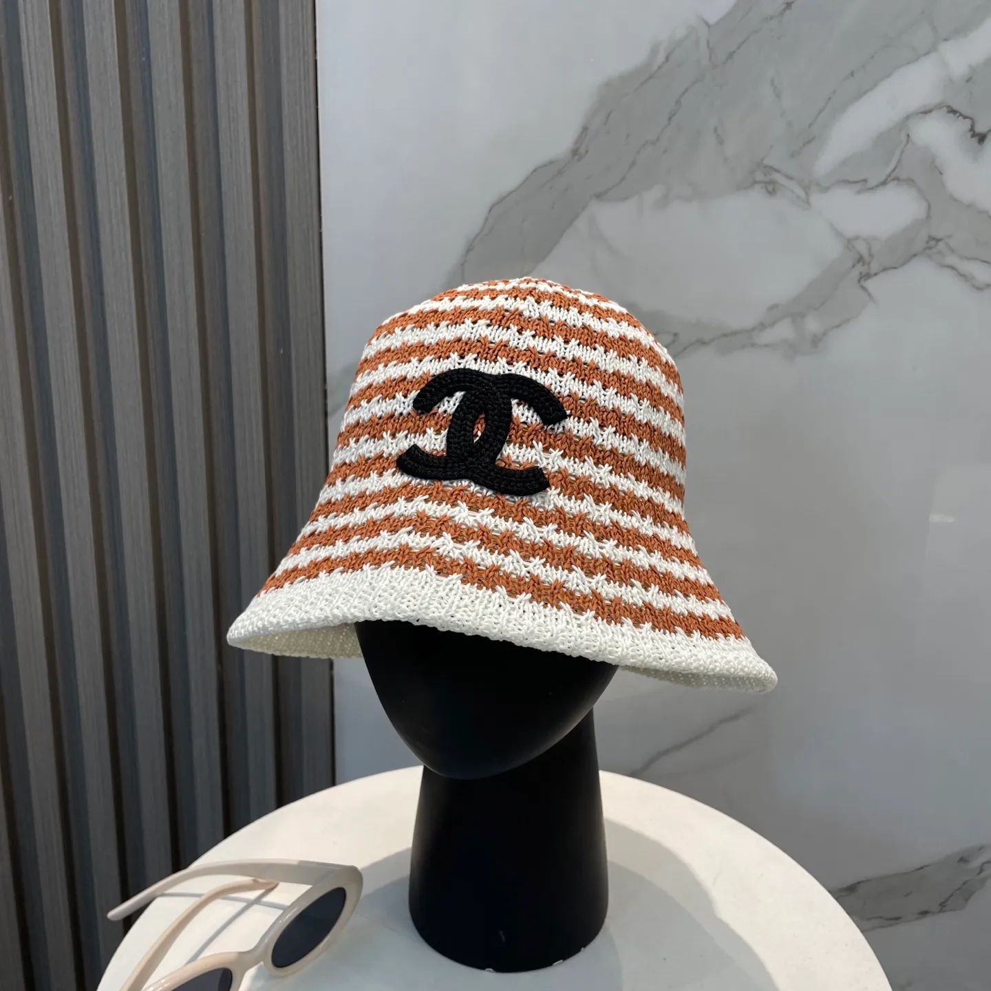 P66 CHANEL's new knitted basin hat, made of high density, a super tasteful knitted hat ~ the first choice for going out on the street! The shape of the hat is super nice, the color is perfect, and it’s light to carry! A must-have for little fairies🧚Head circumference 57cm
