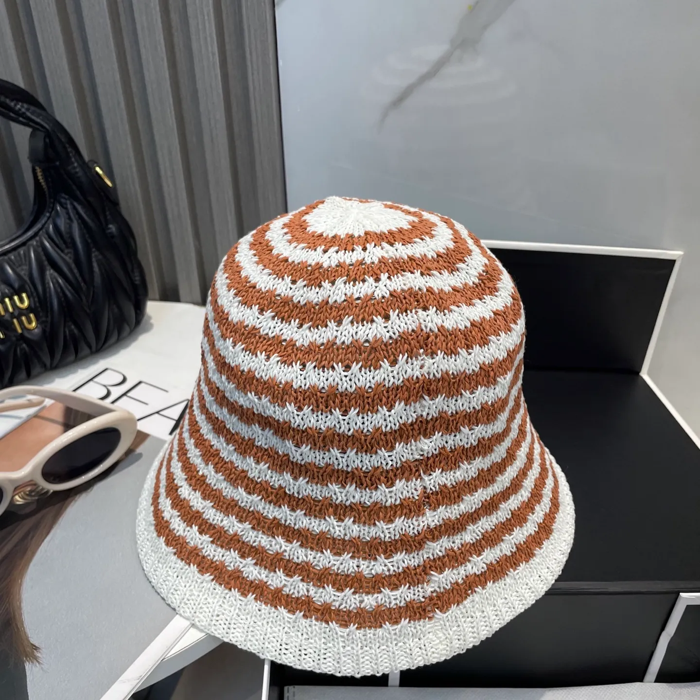 P66 CHANEL's new knitted basin hat, made of high density, a super tasteful knitted hat ~ the first choice for going out on the street! The shape of the hat is super nice, the color is perfect, and it’s light to carry! A must-have for little fairies🧚Head circumference 57cm