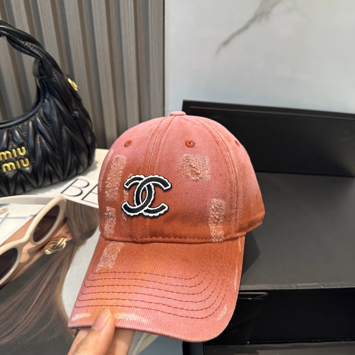 P60 Chanel's new simple baseball cap in dopamine color, a hot color at the moment - full of street style! Trendy and versatile, Xiaohongshu grows grass, poison, get your boyfriend, and cool together