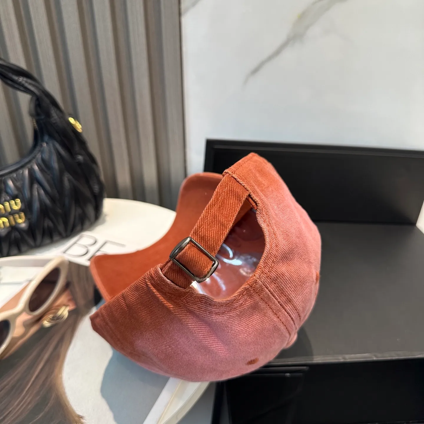 P60 Chanel's new simple baseball cap in dopamine color, a hot color at the moment - full of street style! Trendy and versatile, Xiaohongshu grows grass, poison, get your boyfriend, and cool together