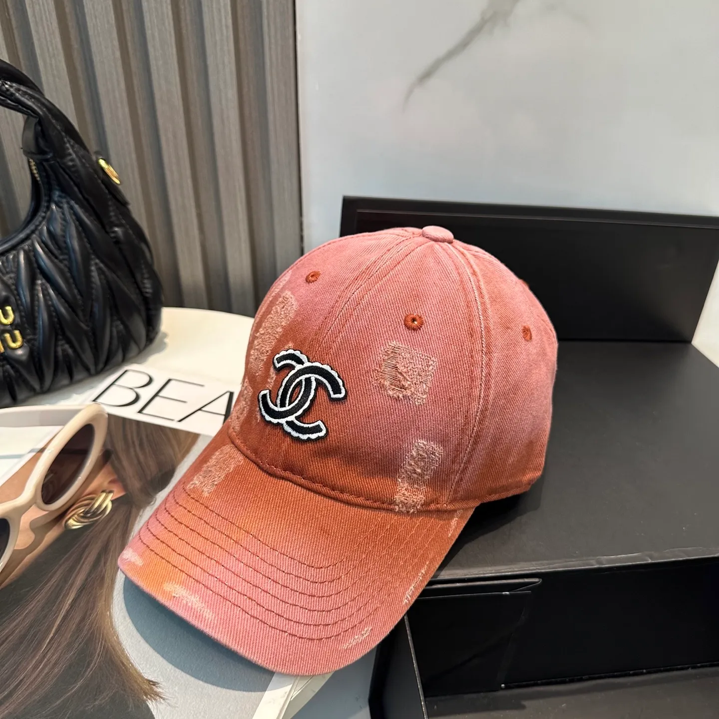 P60 Chanel's new simple baseball cap in dopamine color, a hot color at the moment - full of street style! Trendy and versatile, Xiaohongshu grows grass, poison, get your boyfriend, and cool together
