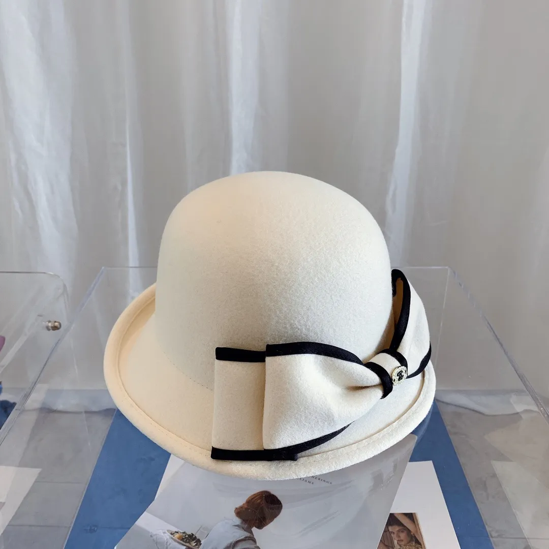 p170 Chanel Chanel 2021 new autumn and winter wool basin hat, rolled edge design, irregular tailoring design, with bow tie, celebrity style, goddess must-have, white, black, head circumference about 57cm