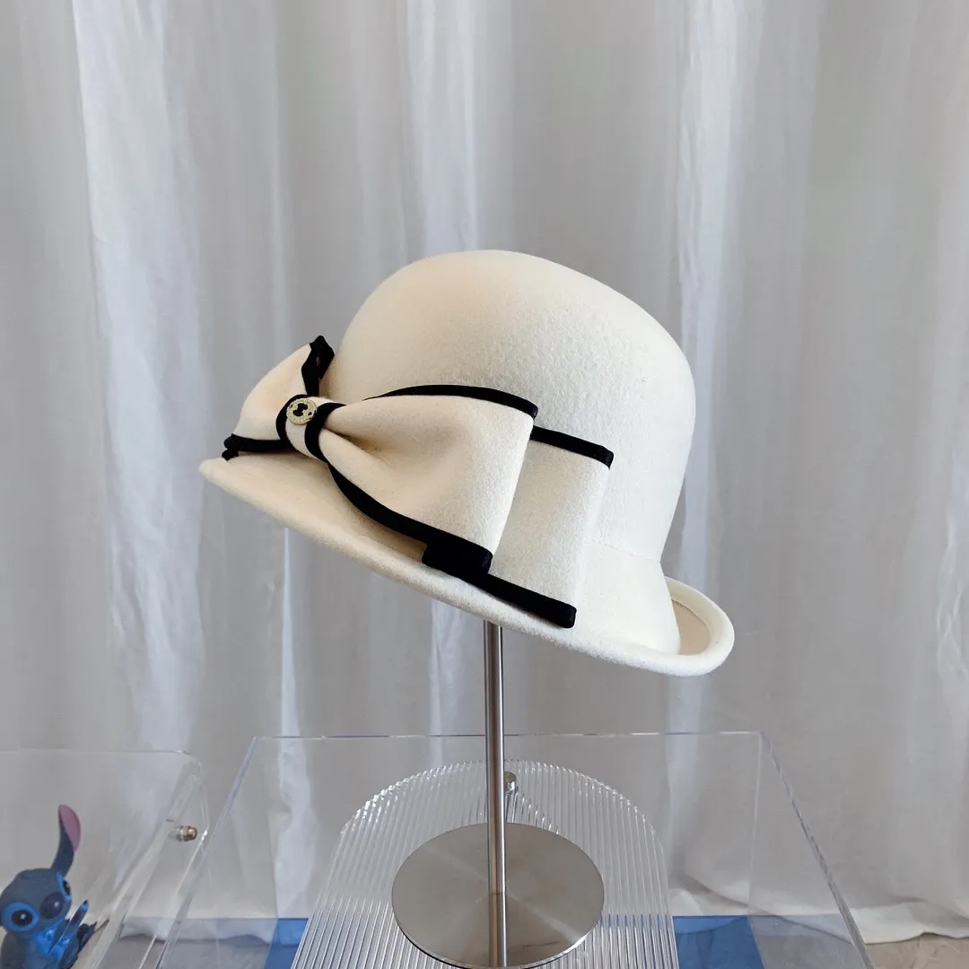 p170 Chanel Chanel 2021 new autumn and winter wool basin hat, rolled edge design, irregular tailoring design, with bow tie, celebrity style, goddess must-have, white, black, head circumference about 57cm