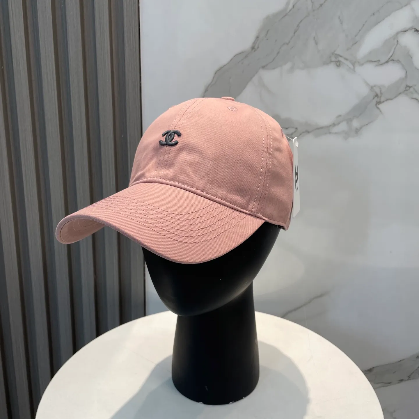 P60 CHANEL [Chanel] New simple embroidered logo baseball cap, new model shipped, big brand style is super easy to match, hurry up and get it!