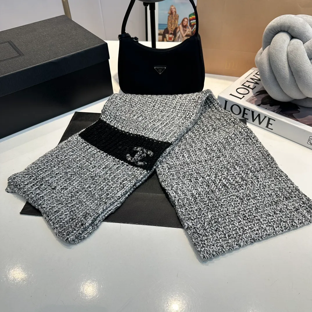 P170 CHANEL official website new classic suit hat! Hat ➕Scarf! It feels great in hand! It’s warm and super comfortable. This winter, all you need is a hat set like this. It’s warm and fashionable! Welcome to choose!!