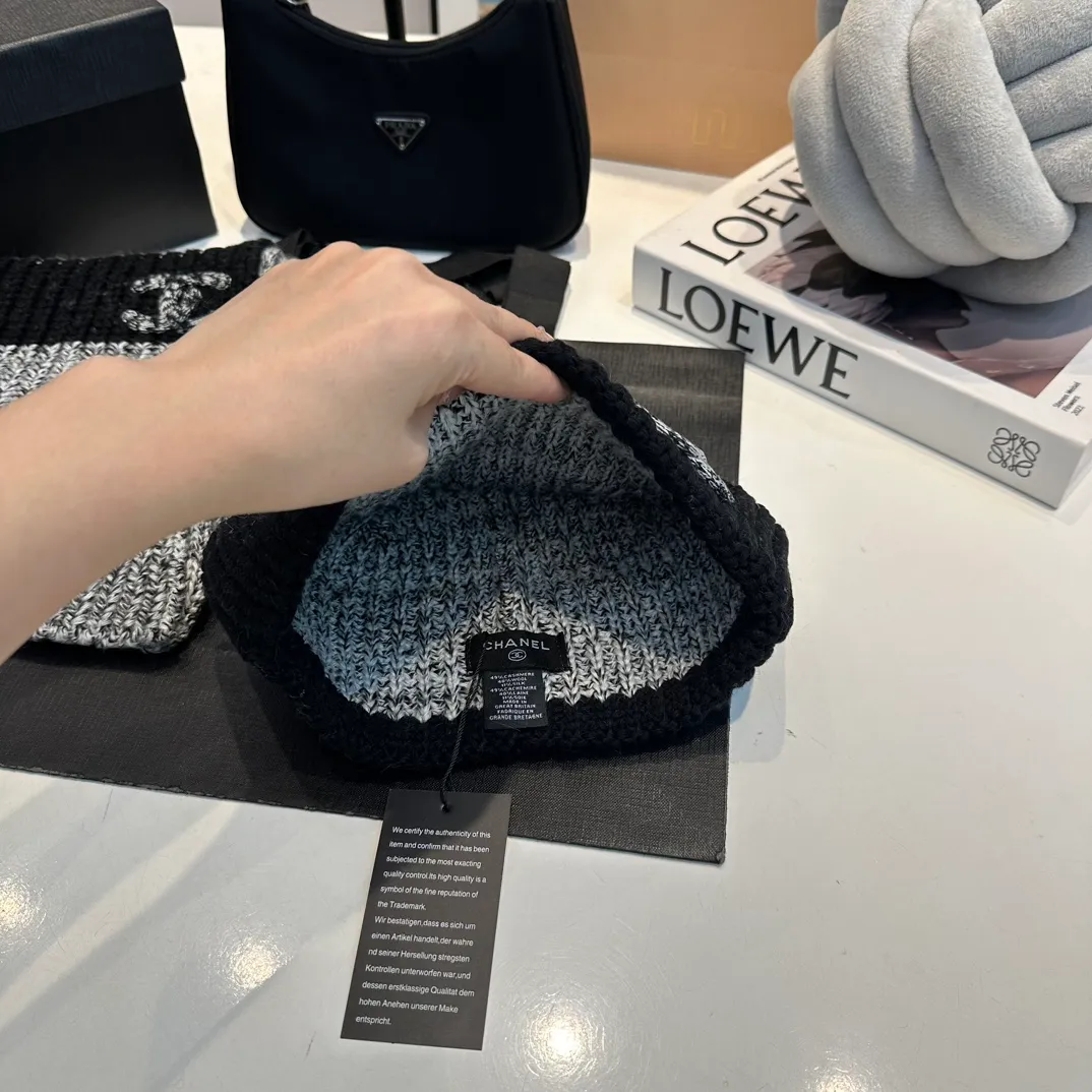 P170 CHANEL official website new classic suit hat! Hat ➕Scarf! It feels great in hand! It’s warm and super comfortable. This winter, all you need is a hat set like this. It’s warm and fashionable! Welcome to choose!!