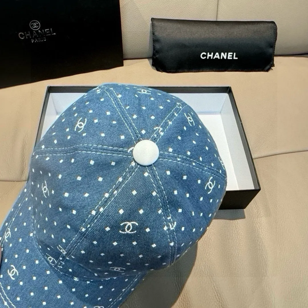 p90, Chanel (Chanel) new original baseball cap, denim small double C, 1:1 mold opening and customization at the counter, original denim fabric + first-layer cowhide, light and breathable! The quality is great, the basic head circumference is 56cm, and the patch is adjustable.