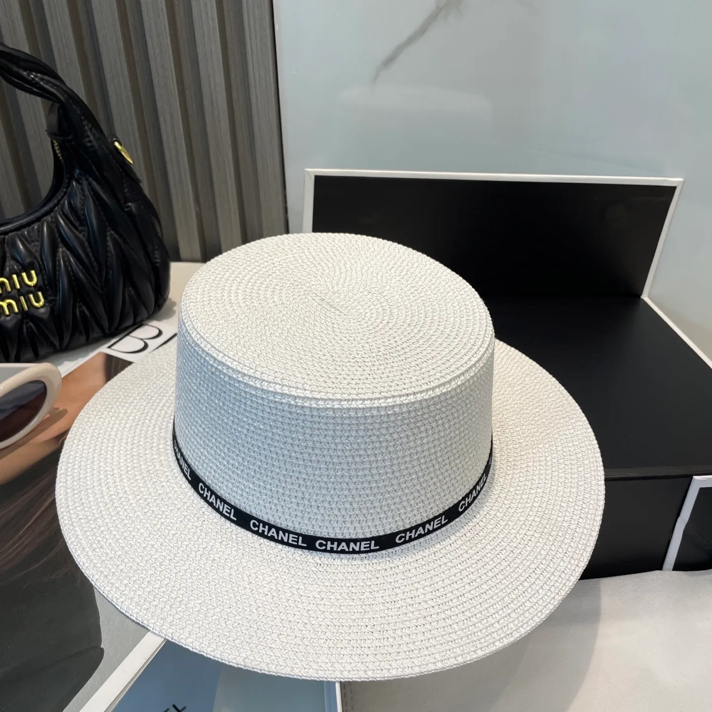 P80 CHANEL high-end flat-top straw hat is versatile and does not matter the face shape. The flat brim does not block the line of sight. It is more practical. It is easy to wear for daily use and travel. It has an Instagram style. Especially photogenic. It has an adjustment strap inside.