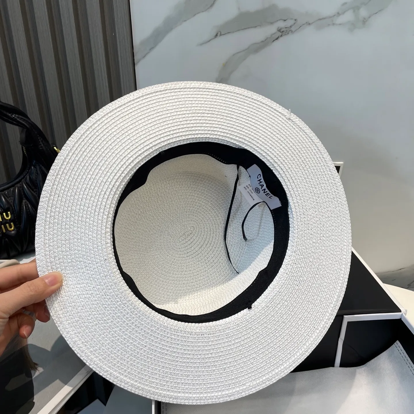 P80 CHANEL high-end flat-top straw hat is versatile and does not matter the face shape. The flat brim does not block the line of sight. It is more practical. It is easy to wear for daily use and travel. It has an Instagram style. Especially photogenic. It has an adjustment strap inside.