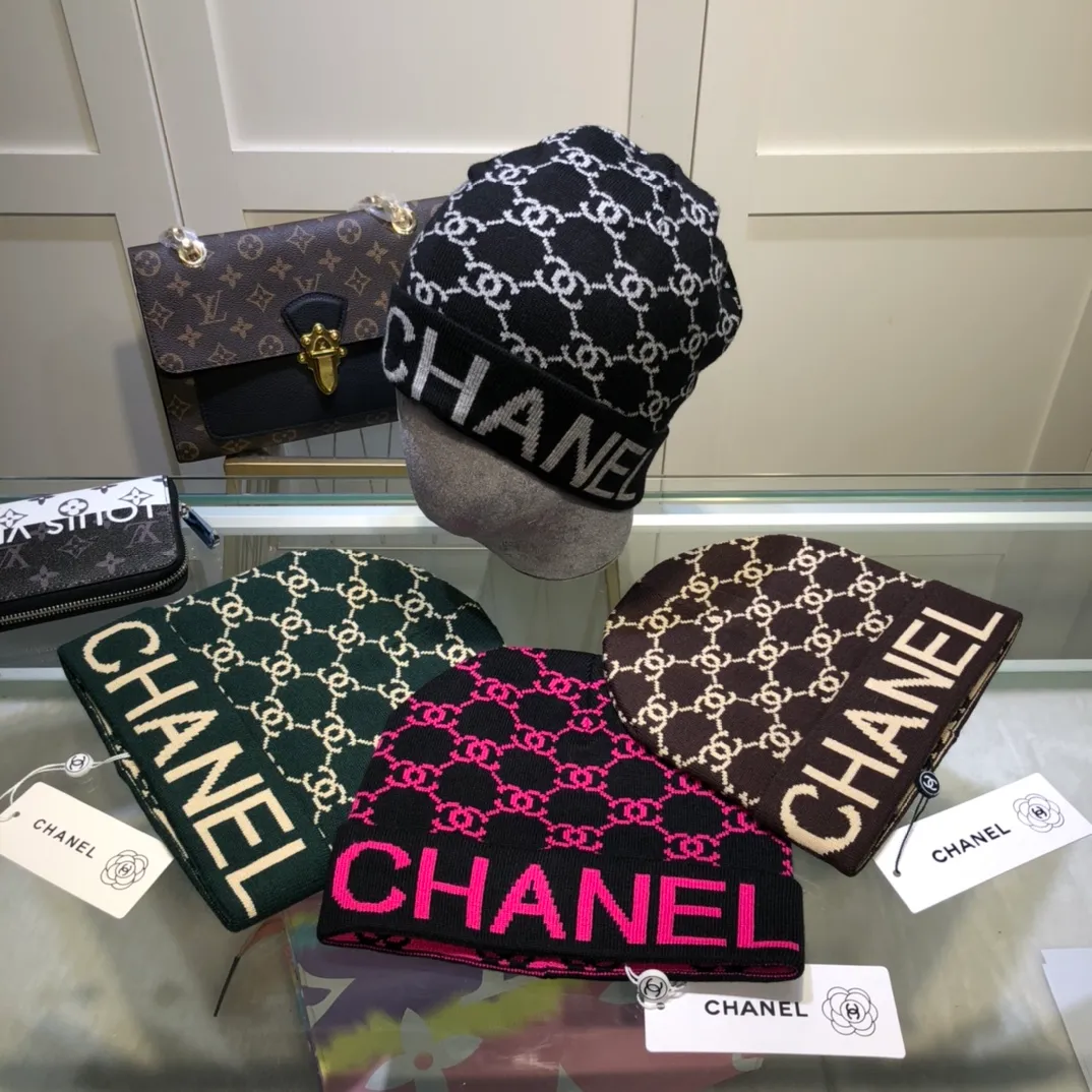 P70 comes with dust bag. CHANEL🎩cashmere wool quality knitted hat, fashionable, good quality, high-end, super soft! Super hot💖The texture is great and it’s great to match when out on the street! Fashion trends! A must-have item for autumn and winter, get it now!