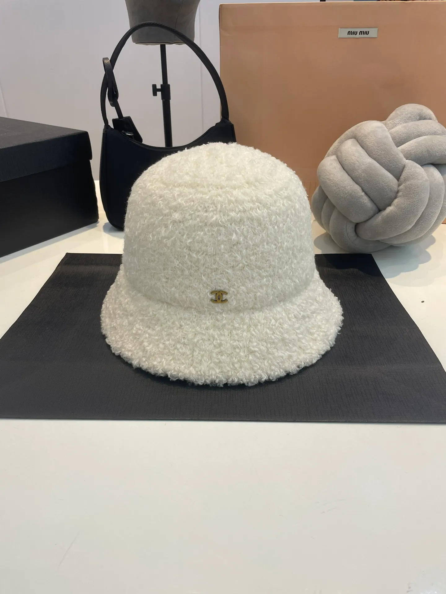 P60 Chanel lamb wool bucket hat, small hand hat, versatile style for autumn and winter