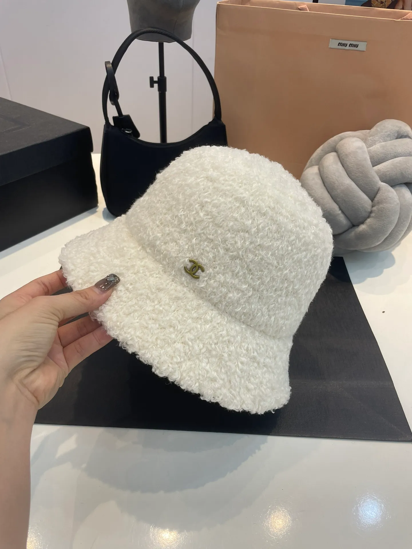 P60 Chanel lamb wool bucket hat, small hand hat, versatile style for autumn and winter