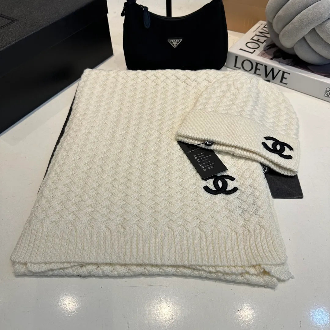 P280 Chane*🆕Chanel 25N new ski series wool hat, hat, scarf set, the popular Lei Feng hat on the Internet, black and white, versatile and cool, can be worn by men and women as a couple, warm and good-looking, a must-have