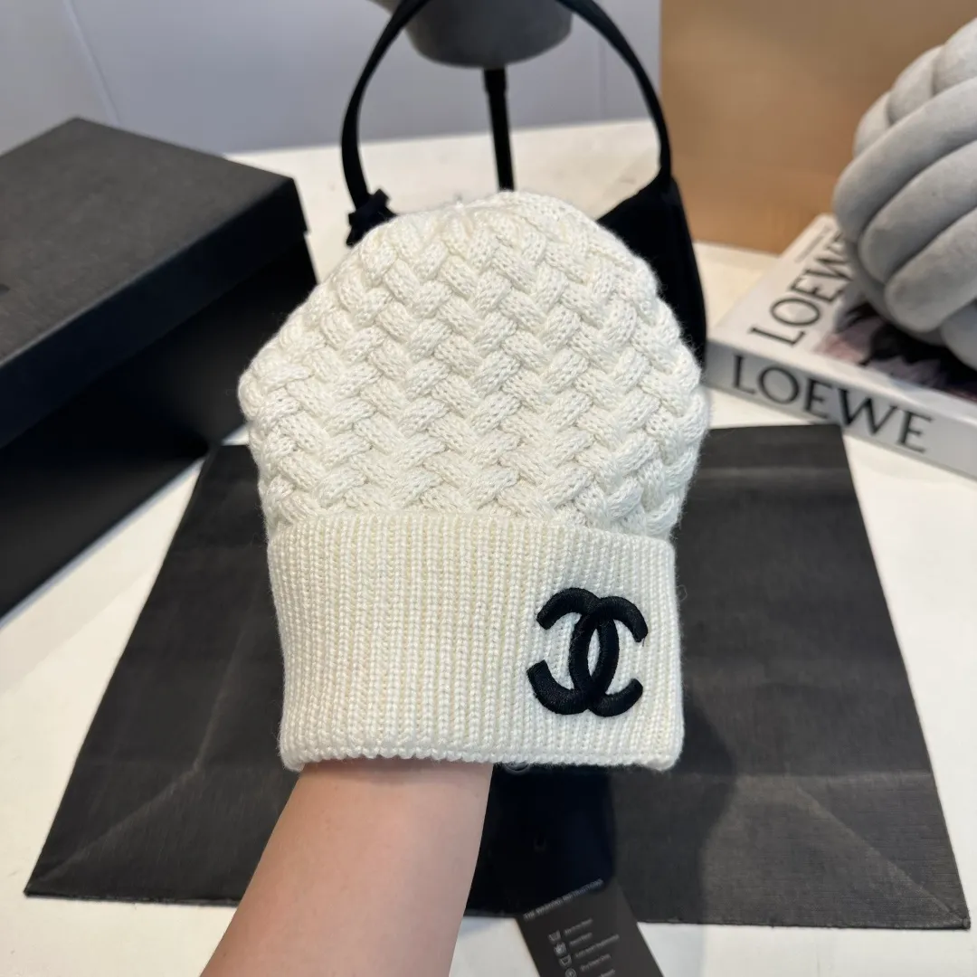 P280 Chane*🆕Chanel 25N new ski series wool hat, hat, scarf set, the popular Lei Feng hat on the Internet, black and white, versatile and cool, can be worn by men and women as a couple, warm and good-looking, a must-have