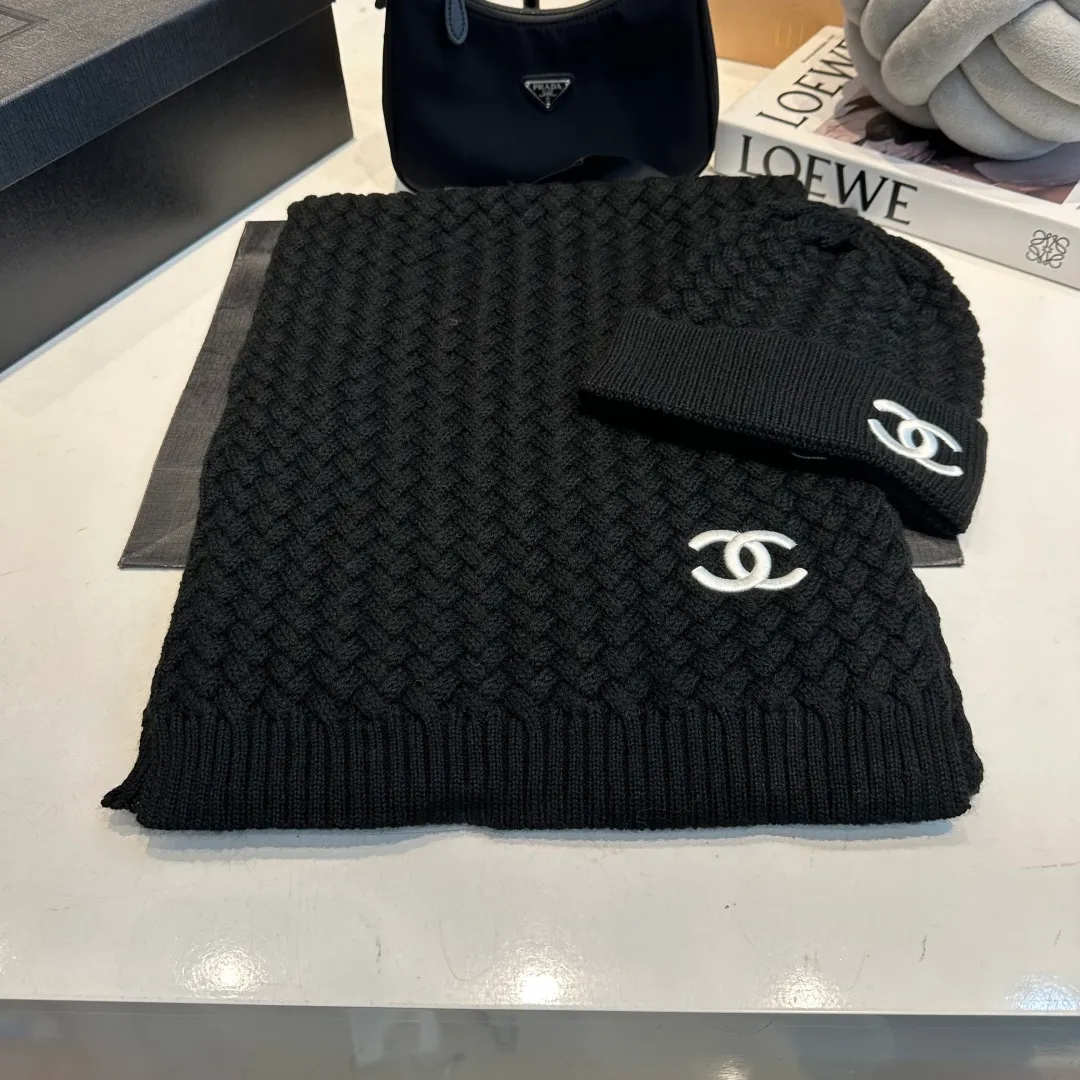 P280 Chane*🆕Chanel 25N new ski series wool hat, hat, scarf set, the popular Lei Feng hat on the Internet, black and white, versatile and cool, can be worn by men and women as a couple, warm and good-looking, a must-have