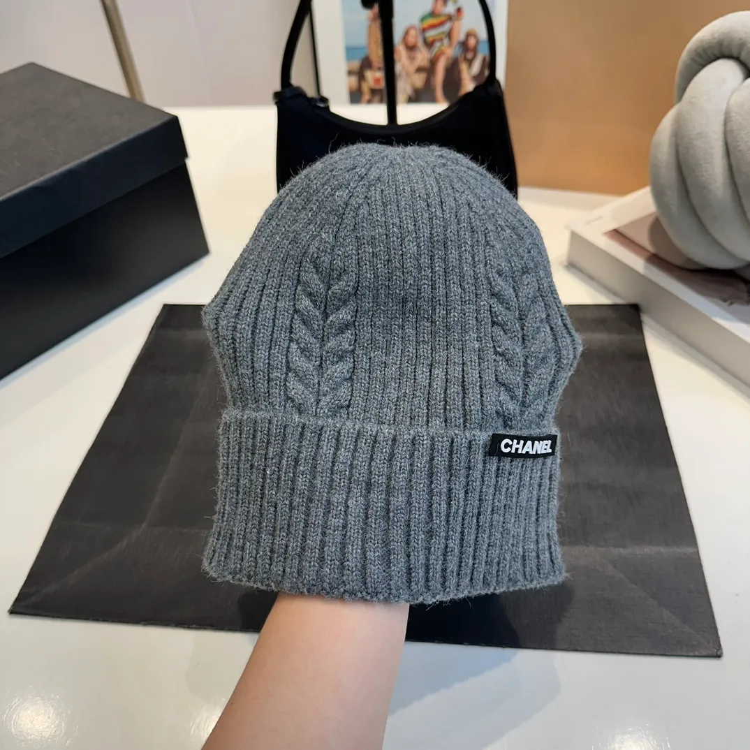 P50 CHANEL Autumn and Winter Striped Twist Wool Knitted Thick Cuffed Beanie Hat. The year-end heavy-duty high-looking fairy knitted hat is extremely versatile, easy on the head, and feels extremely soft and waxy. High-elastic rabbit wool does not deform.