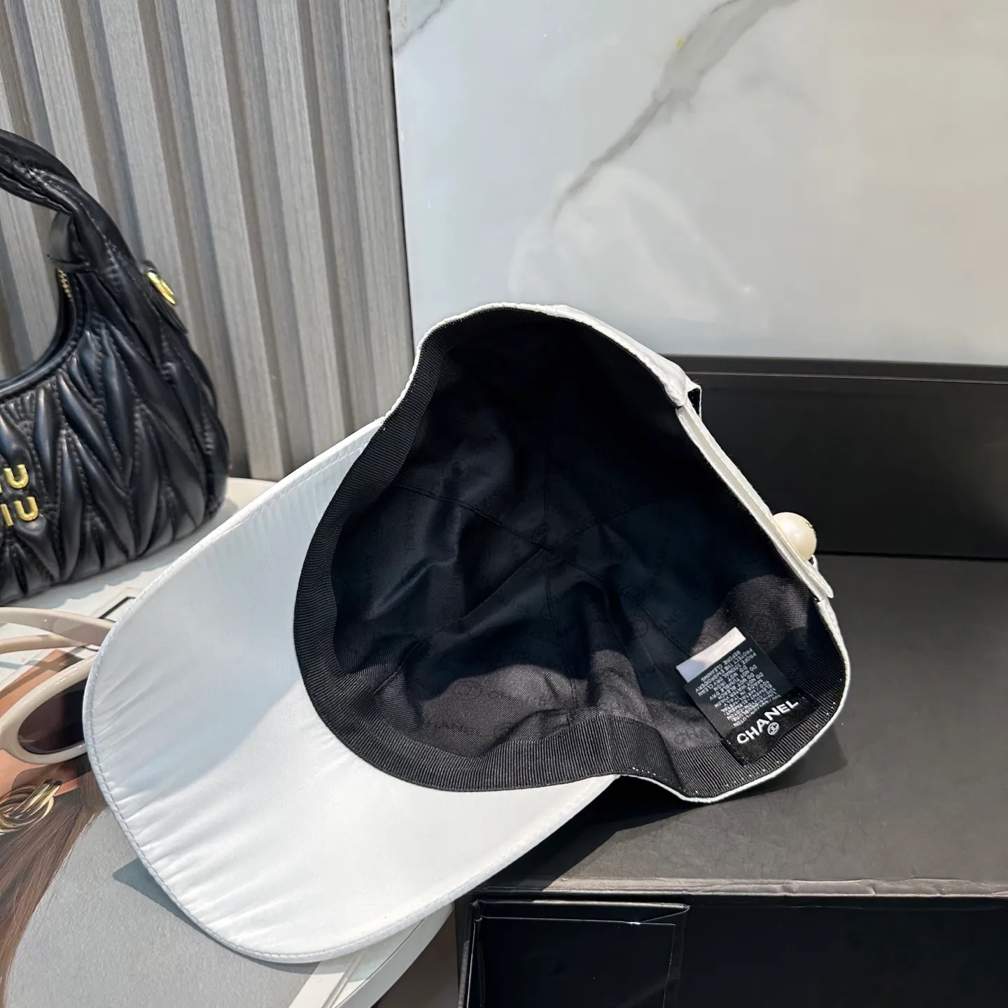 P100 new Chanel new high-version baseball cap. The classic baseball cap style is suitable for various occasions. Whether it is paired with casual wear or sportswear, it can easily enhance the fashion sense of the overall look. It is a trendy item that fashion lovers cannot miss.