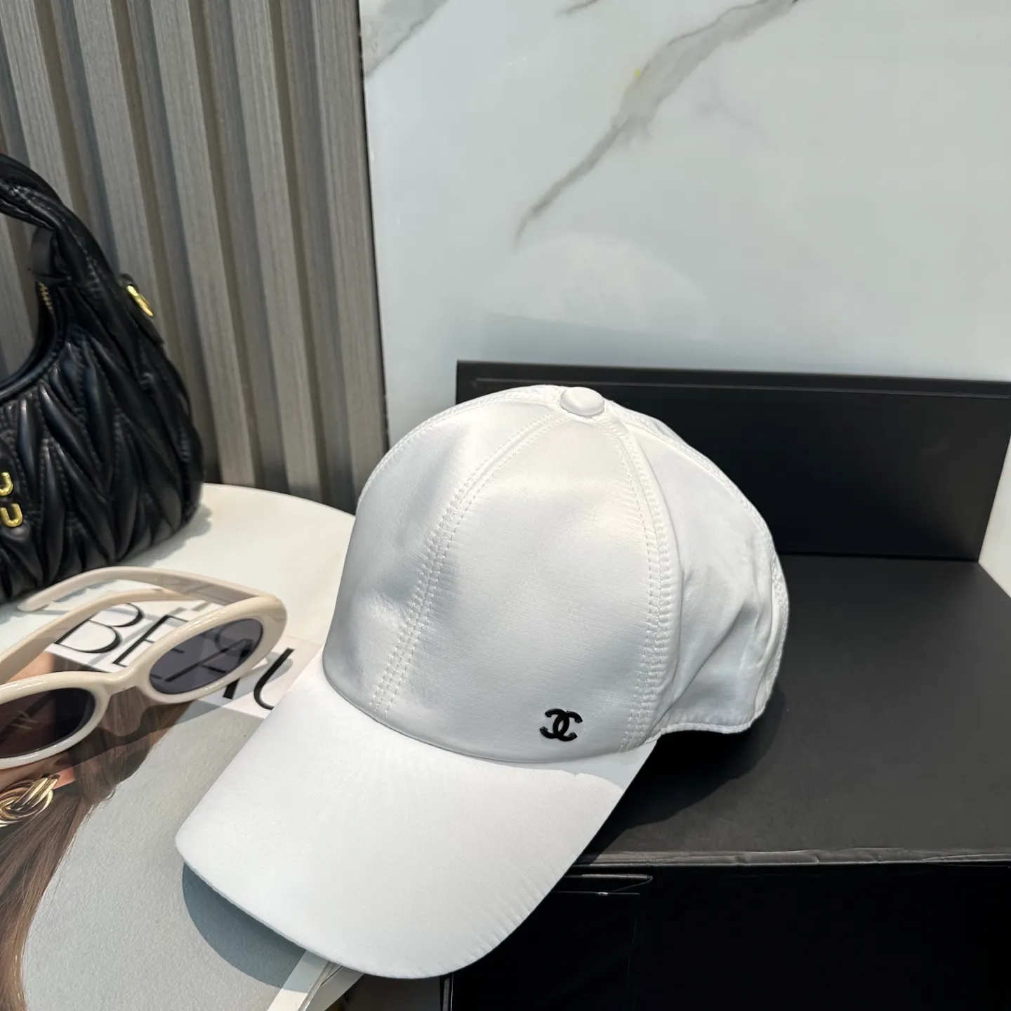 P100 new Chanel new high-version baseball cap. The classic baseball cap style is suitable for various occasions. Whether it is paired with casual wear or sportswear, it can easily enhance the fashion sense of the overall look. It is a trendy item that fashion lovers cannot miss.