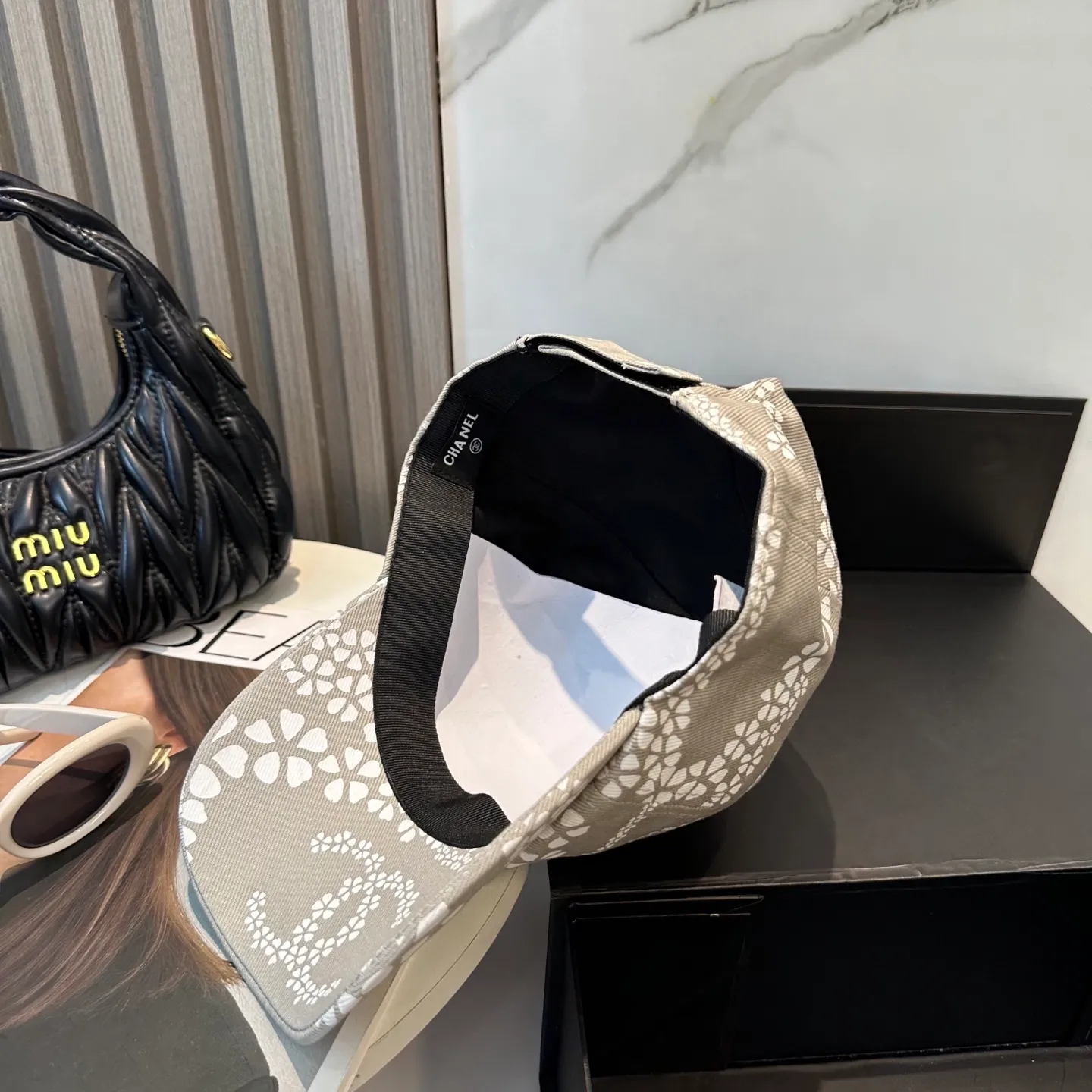 P60 new Chanel new high-version baseball cap, a classic baseball cap style, suitable for various occasions. Whether it is paired with casual wear or sportswear, it can easily enhance the fashion sense of the overall look. It is a trendy item that fashion lovers cannot miss.