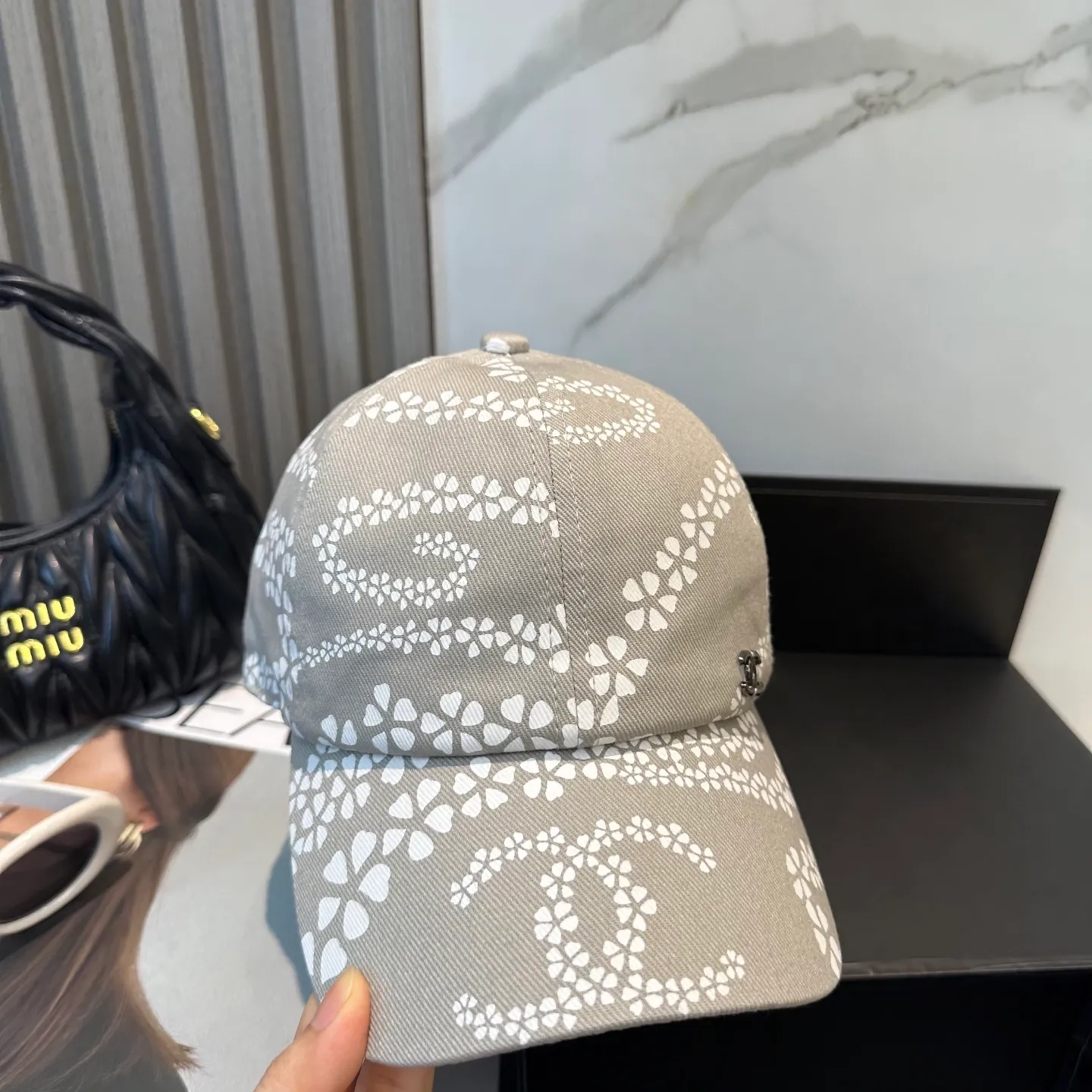 P60 new Chanel new high-version baseball cap, a classic baseball cap style, suitable for various occasions. Whether it is paired with casual wear or sportswear, it can easily enhance the fashion sense of the overall look. It is a trendy item that fashion lovers cannot miss.