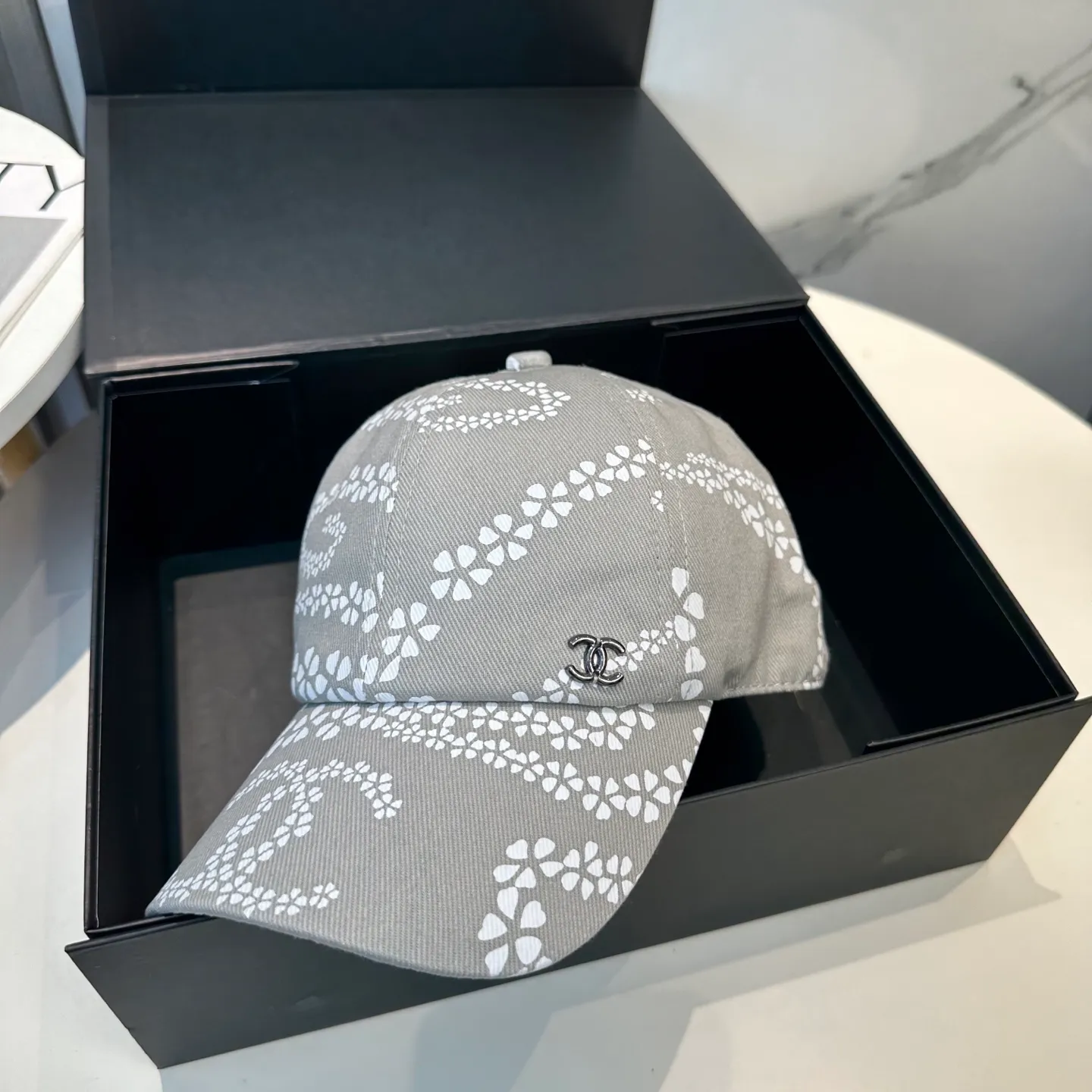 P60 new Chanel new high-version baseball cap, a classic baseball cap style, suitable for various occasions. Whether it is paired with casual wear or sportswear, it can easily enhance the fashion sense of the overall look. It is a trendy item that fashion lovers cannot miss.