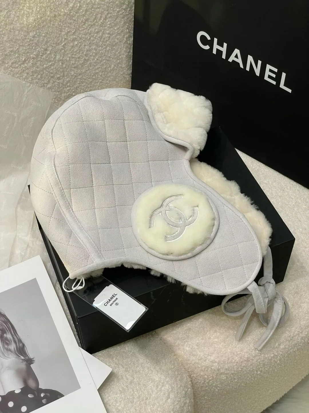 [Original customization] New on Chanel 24 n, Chanel Lei Feng hat. The furry autumn and winter atmosphere fills the Coconeige ski super-produced Lei Feng hat and furry earmuff scarf. This season’s must-buy atmosphere is 100%, warm and good-looking. One size fits all, integrated with sheepskin and fine wool material.