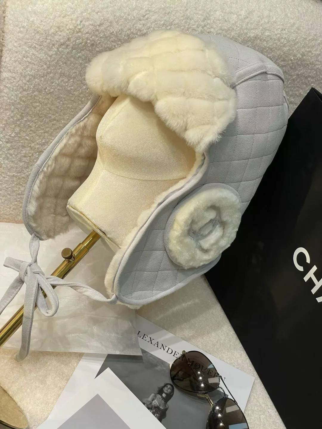 [Original customization] New on Chanel 24 n, Chanel Lei Feng hat. The furry autumn and winter atmosphere fills the Coconeige ski super-produced Lei Feng hat and furry earmuff scarf. This season’s must-buy atmosphere is 100%, warm and good-looking. One size fits all, integrated with sheepskin and fine wool material.