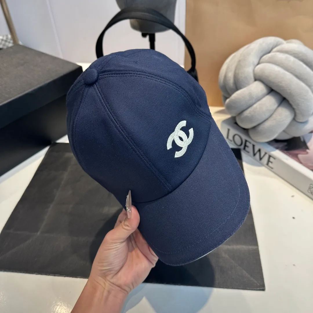 P90 These Chanel baseball caps are a must-have! The classic three colors of black, white and navy are simple and elegant. The iconic double C logo is super eye-catching and instantly enhances the fashion level💯. Whether it is paired with casual wear or a small dress, it can easily hold the whole audience~