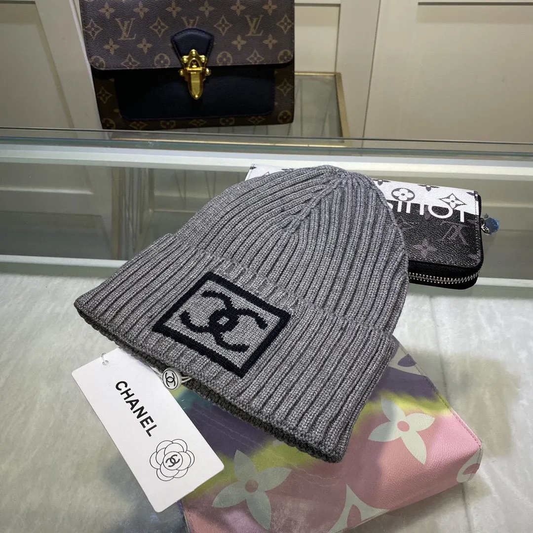 P46 comes with dust bag. CHANEL🎩cashmere wool quality knitted hat, fashionable, good quality, high-end, super soft! Super hot💖The texture is great and it’s great to match when out on the street! Fashion trends! A must-have item for autumn and winter, get it now!