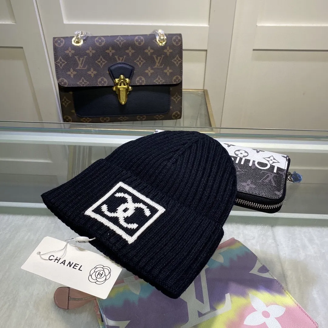 P46 comes with dust bag. CHANEL🎩cashmere wool quality knitted hat, fashionable, good quality, high-end, super soft! Super hot💖The texture is great and it’s great to match when out on the street! Fashion trends! A must-have item for autumn and winter, get it now!