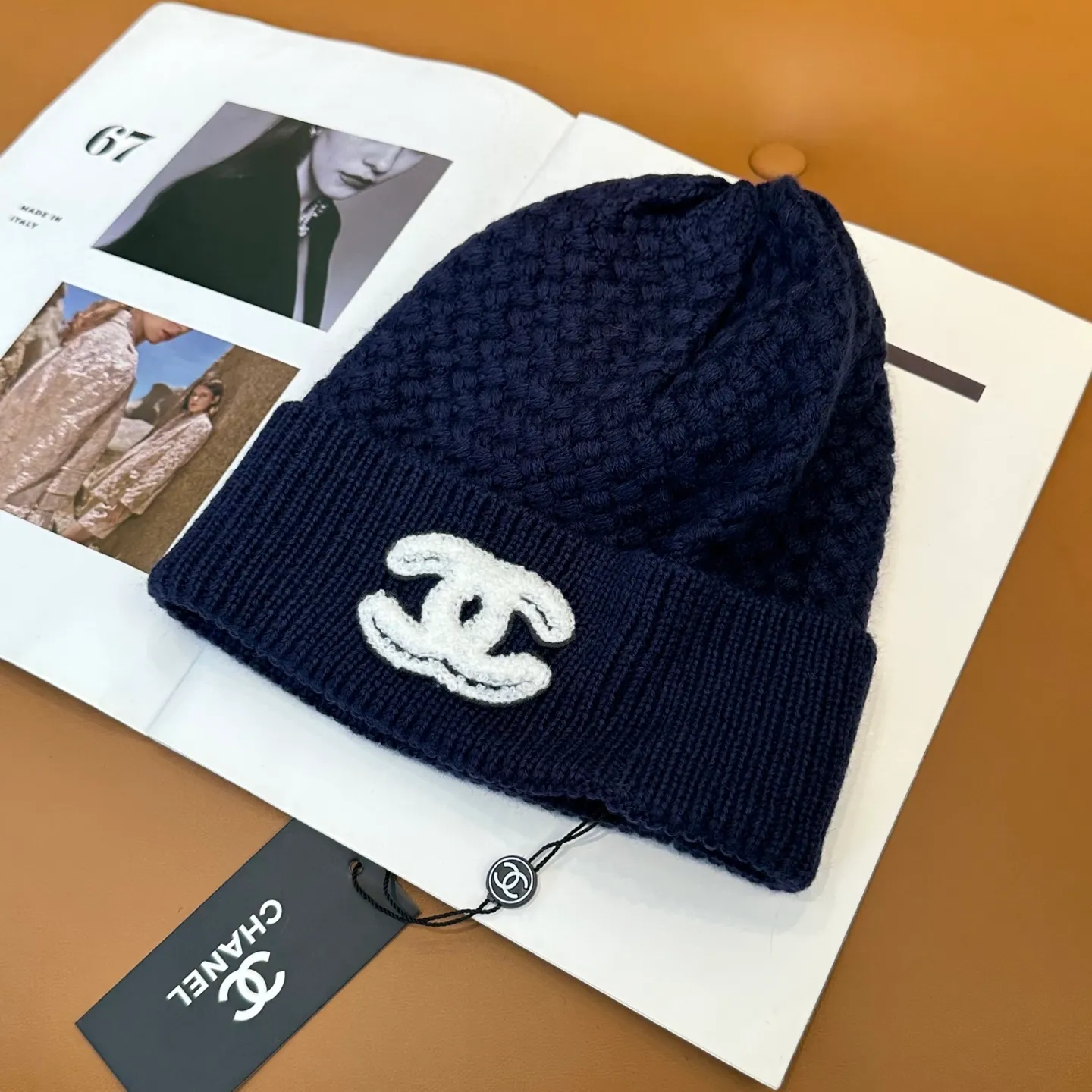 P70 Chanel official website quality Chanel autumn and winter fashion blogger recommended knitted hat, which hides a quiet sense of luxury. Every line is neat and generous, simple but not simple, generous and stylish. Every detail shows high-end taste, and the sense of fashion becomes more and more intriguing in the restraint.