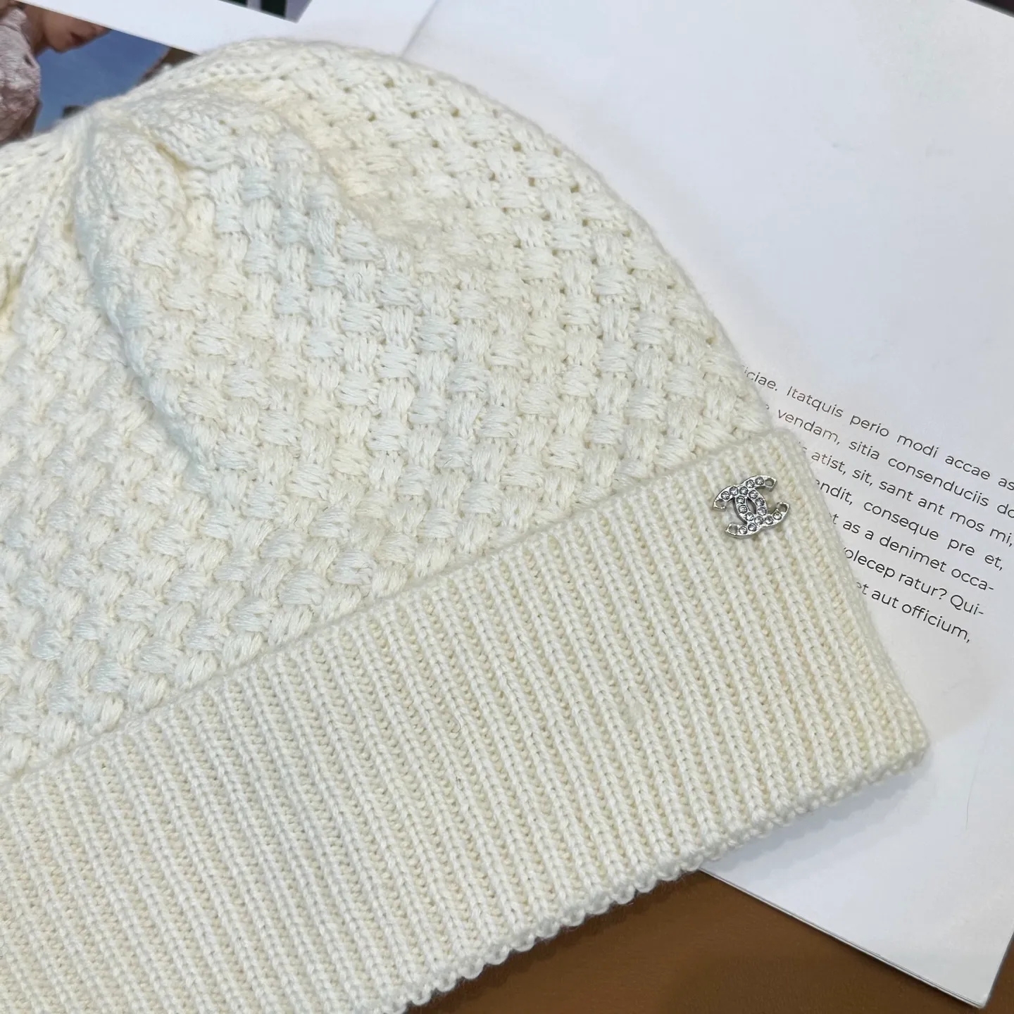 P74 Chanel's official website quality Chanel autumn and winter knitted hat recommended by internet celebrity fashion bloggers hides a quiet sense of luxury. Every line is neat and elegant, simple but not simple, generous and stylish. Every detail demonstrates high-end taste, and the sense of fashion becomes more and more intriguing in its restraint.