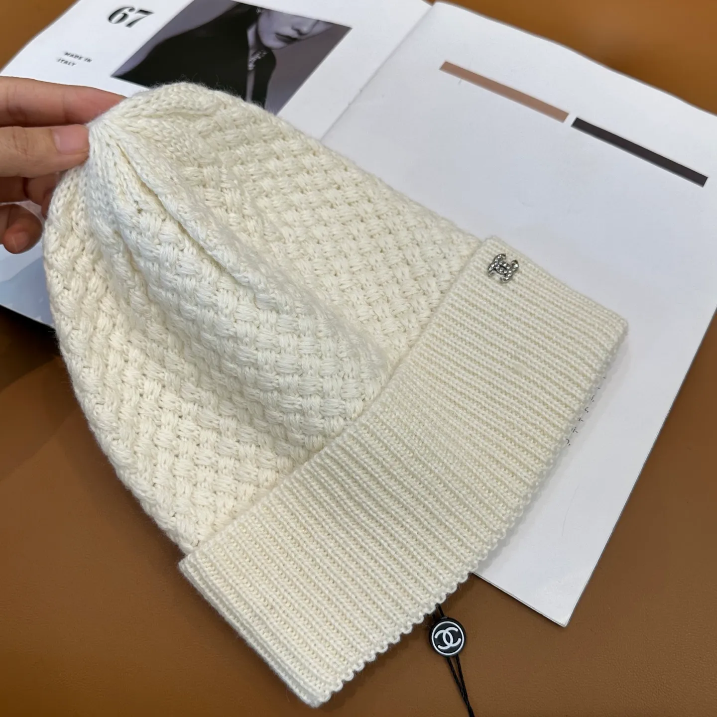 P74 Chanel's official website quality Chanel autumn and winter knitted hat recommended by internet celebrity fashion bloggers hides a quiet sense of luxury. Every line is neat and elegant, simple but not simple, generous and stylish. Every detail demonstrates high-end taste, and the sense of fashion becomes more and more intriguing in its restraint.