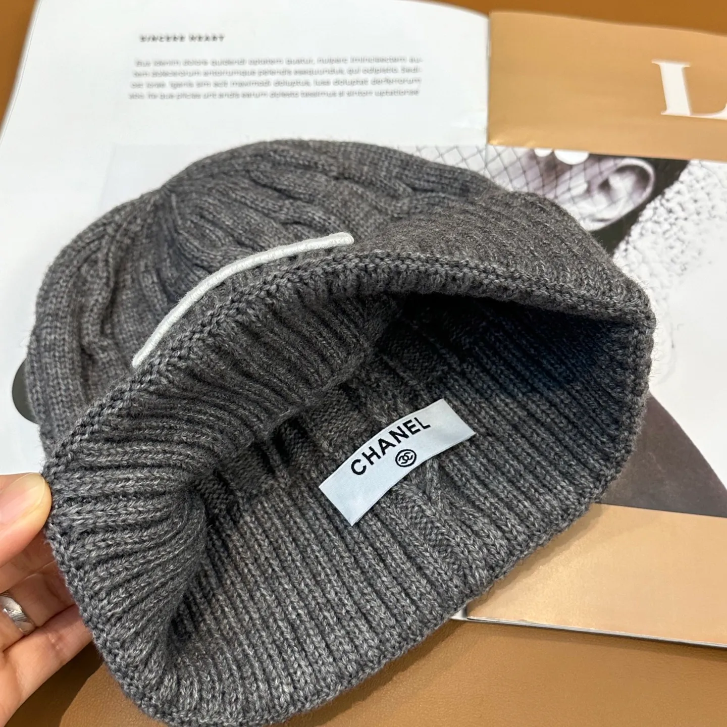 P56 CHANEL small and popular knitted hat! Xiaohongshu’s new product is released, it’s so 🉑️, high-elastic fabric, classic colors, same style for men and women.