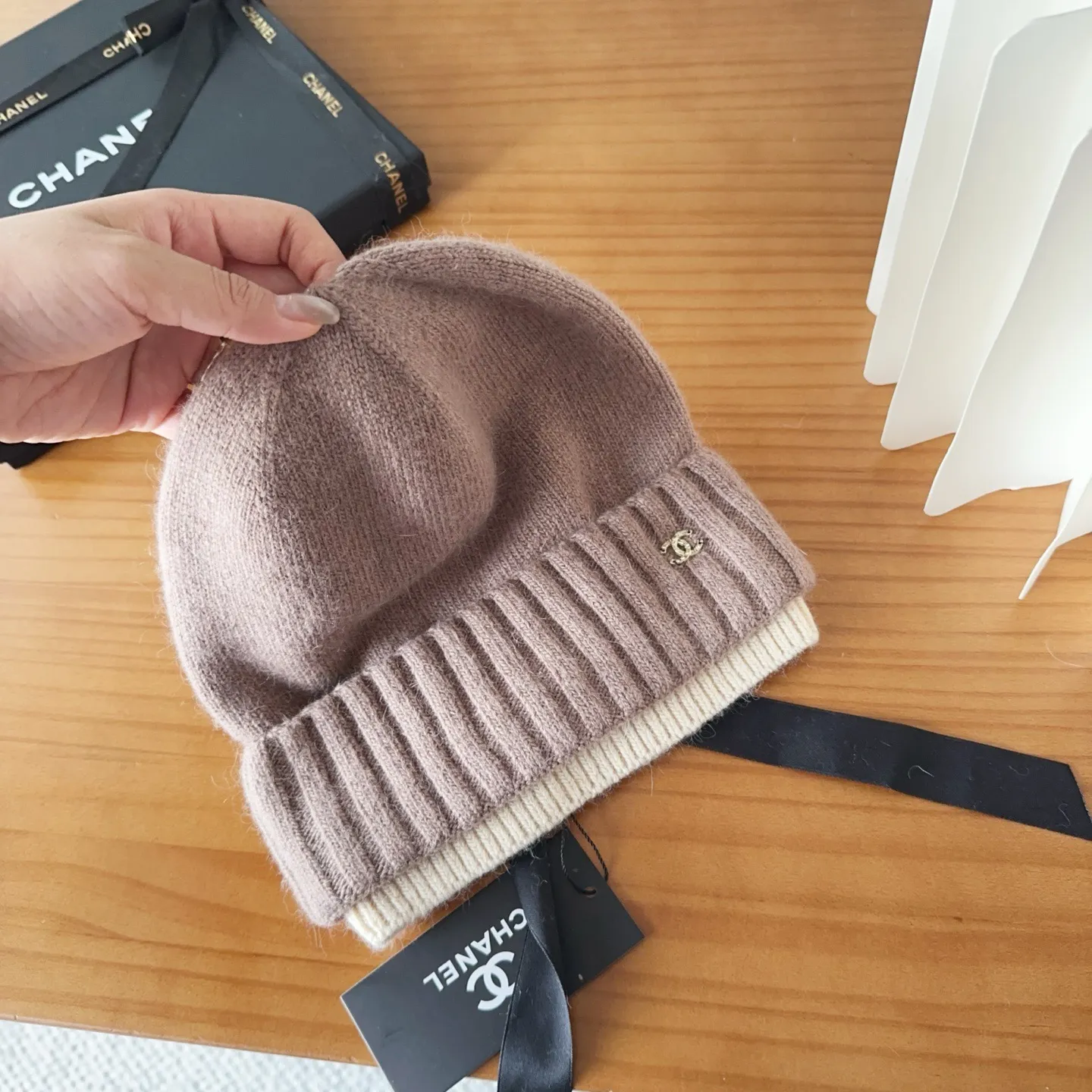 💰80 Chanel official website releases CHANEL small and popular knitted hat! Xiaohongshu’s new product is released, it’s so 🉑️, high-elastic fabric, classic colors, same style for men and women.