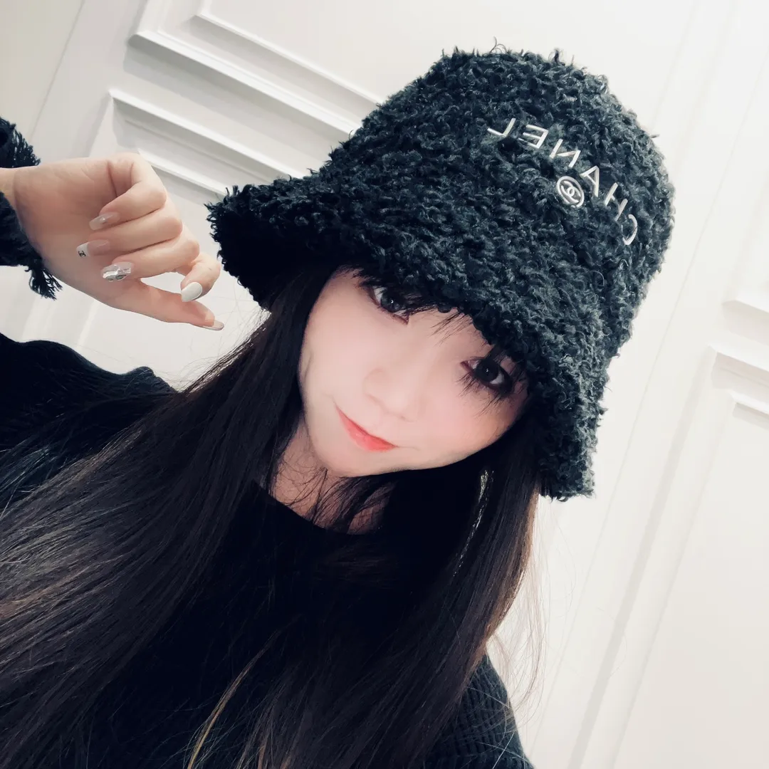 P60 CHANEL Chanel's new autumn and winter teddy roll bucket hat. This teddy roll is so beautiful. It reduces age and keeps you warm. The little fairy loves it.