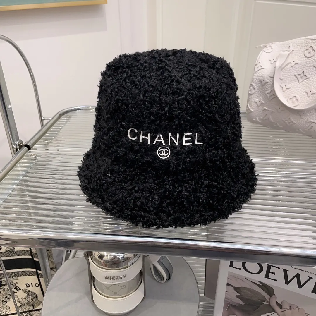P60 CHANEL Chanel's new autumn and winter teddy roll bucket hat. This teddy roll is so beautiful. It reduces age and keeps you warm. The little fairy loves it.
