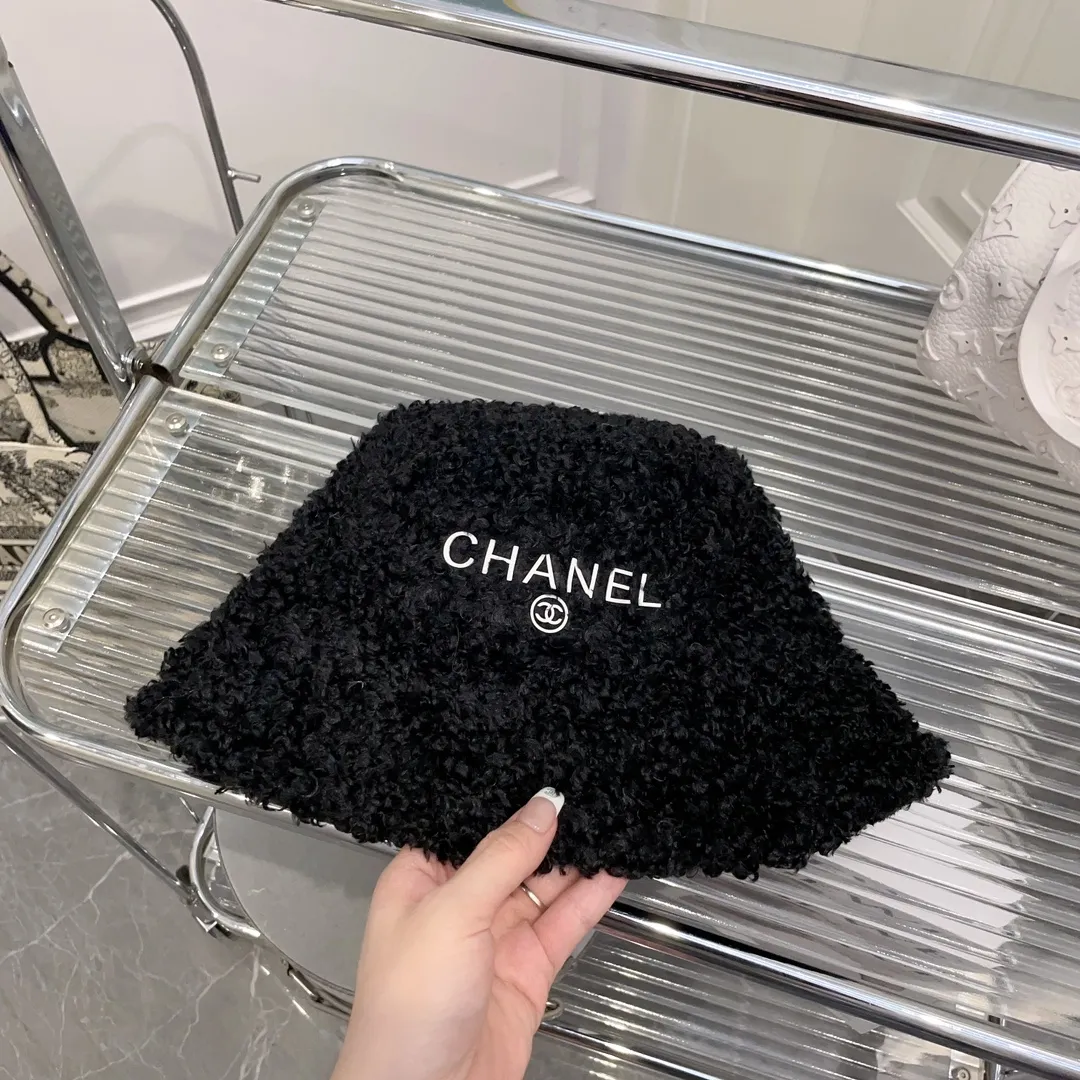 P60 CHANEL Chanel's new autumn and winter teddy roll bucket hat. This teddy roll is so beautiful. It reduces age and keeps you warm. The little fairy loves it.