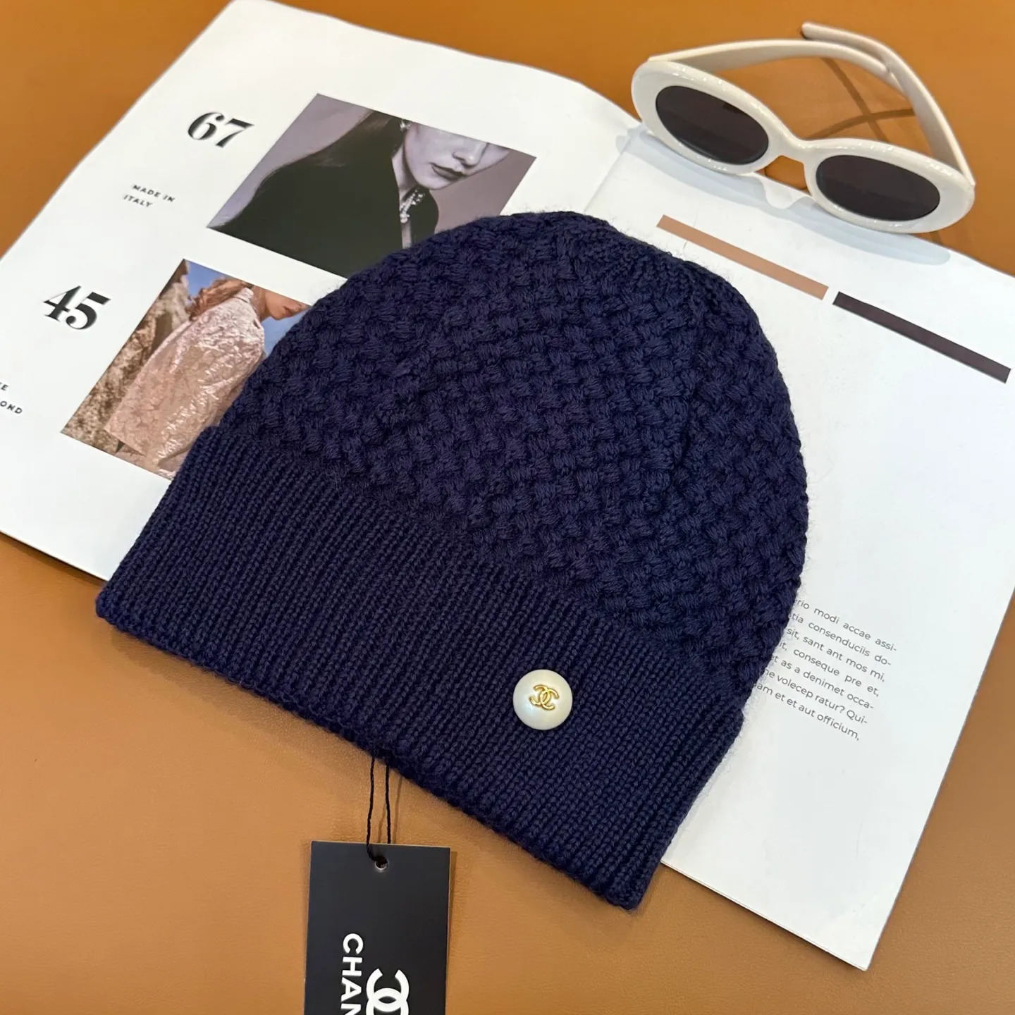 P70 Chanel official website quality Chanel autumn and winter fashion blogger recommended knitted hat, which hides a quiet sense of luxury. Every line is neat and generous, simple but not simple, generous and stylish. Every detail shows high-end taste, and the sense of fashion becomes more and more intriguing in the restraint.