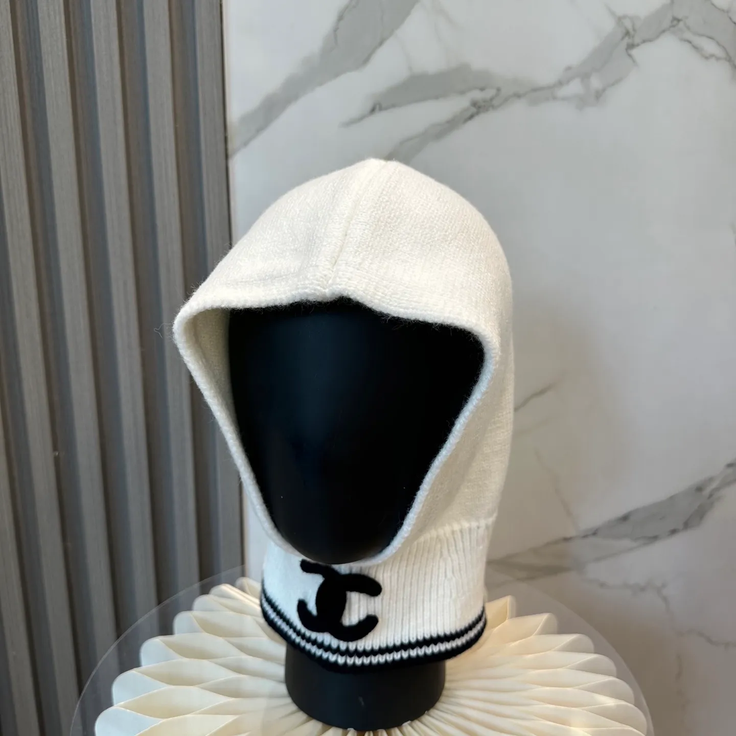 P70 Chanel Sisters, do you all own the Chanel 25b balaclava? 🤭, I checked the outfits of the little sisters in Xiaohongshu and really like them. It looks great when stacked with a peaked hat, or it is also good to use as a scarf. I love it 😍