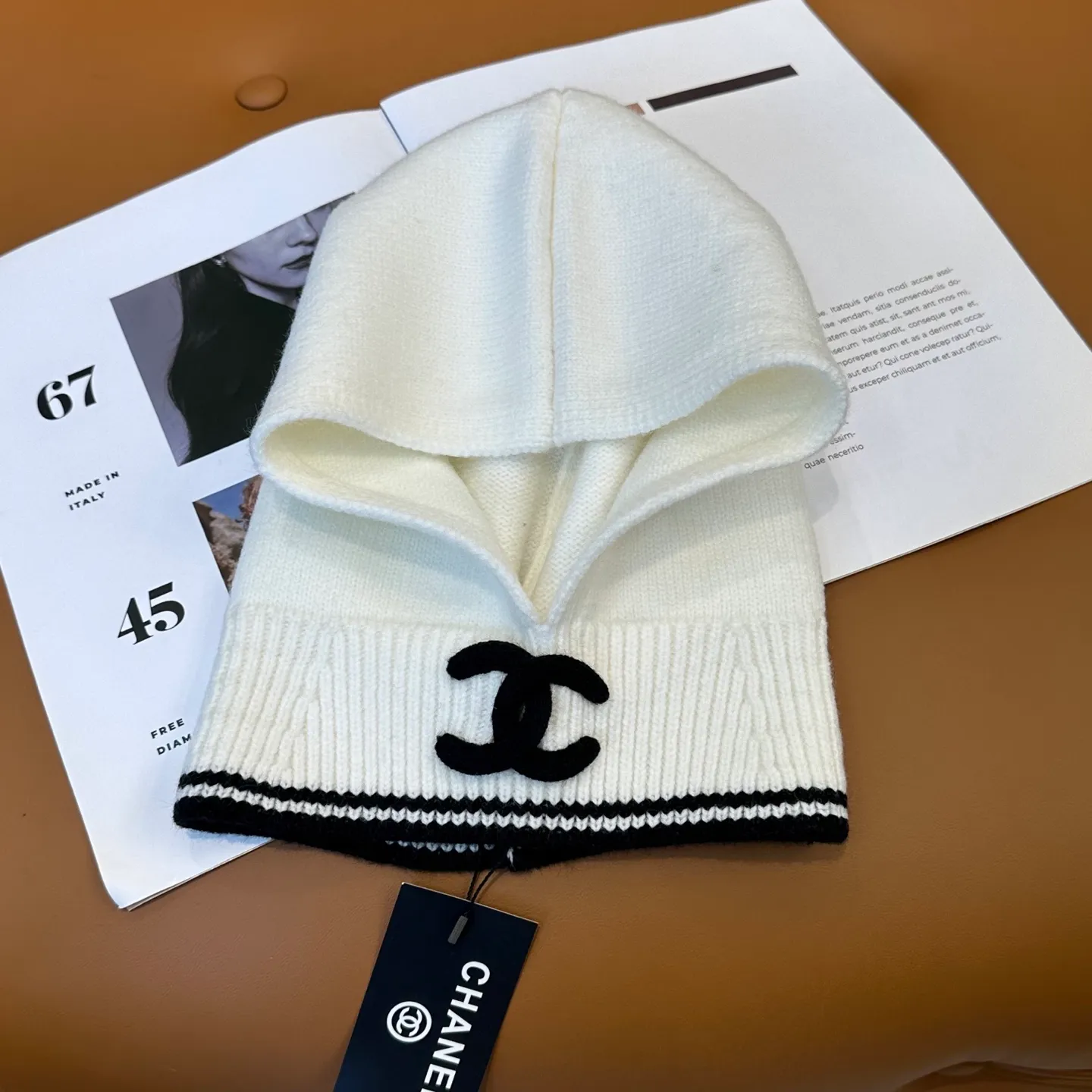 P70 Chanel Sisters, do you all own the Chanel 25b balaclava? 🤭, I checked the outfits of the little sisters in Xiaohongshu and really like them. It looks great when stacked with a peaked hat, or it is also good to use as a scarf. I love it 😍