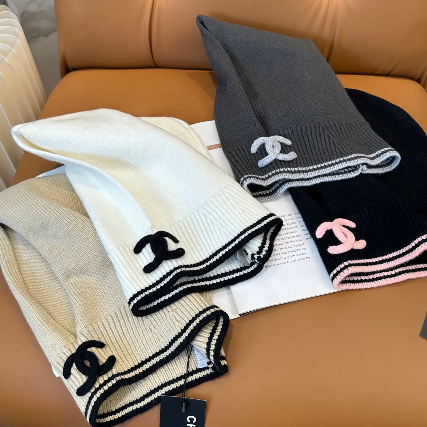P70 Chanel Sisters, do you all own the Chanel 25b balaclava? 🤭, I checked the outfits of the little sisters in Xiaohongshu and really like them. It looks great when stacked with a peaked hat, or it is also good to use as a scarf. I love it 😍