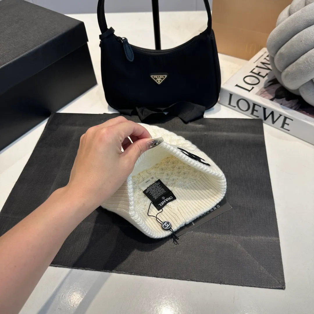 P280 Chane*🆕Chanel 25N new ski series wool hat, hat, scarf set, the popular Lei Feng hat on the Internet, black and white, versatile and cool, can be worn by men and women as a couple, warm and good-looking, a must-have