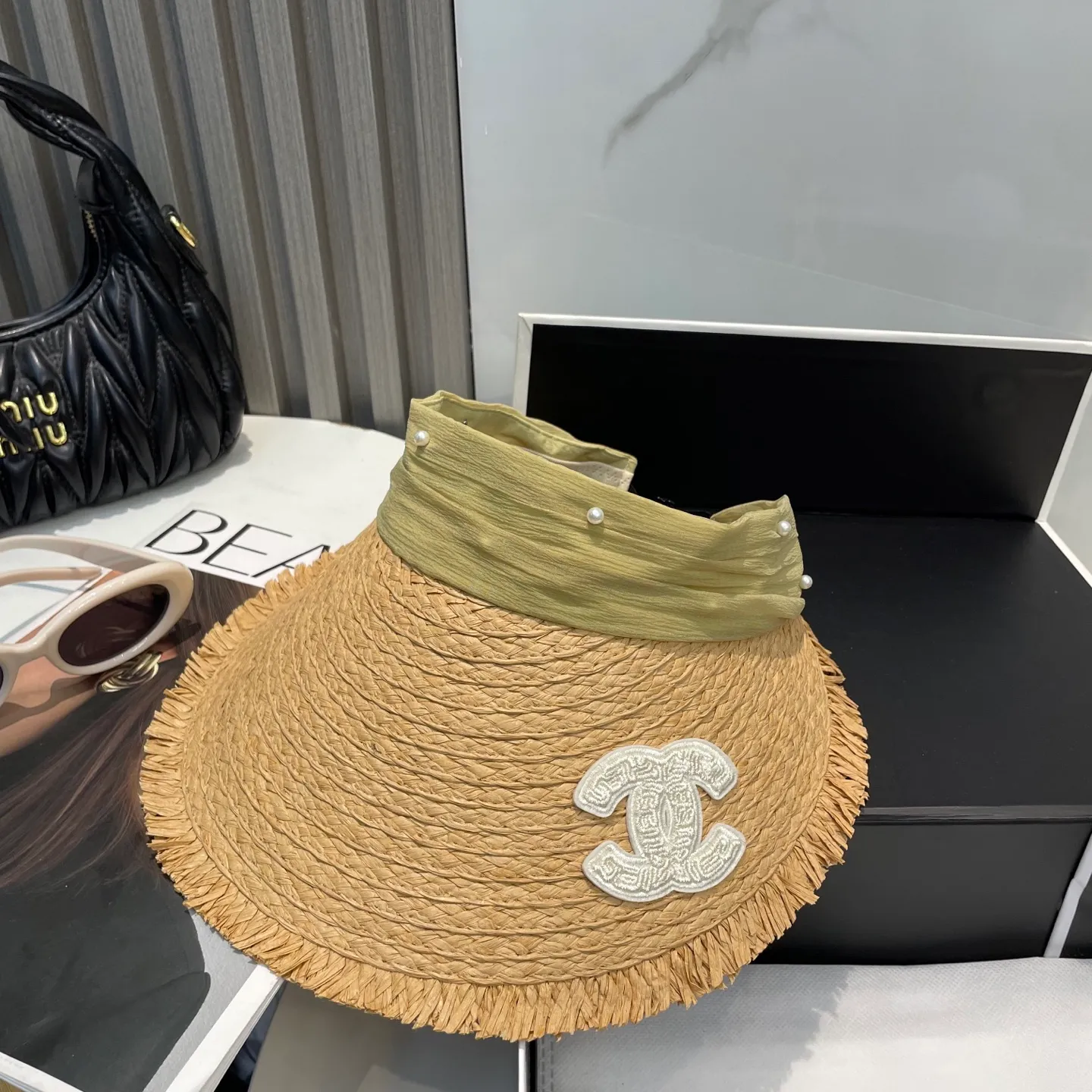 P70 Chanel's new hollow top hat, sweet style 💙Because the hat is hollow, you won't feel stuffy in summer and it doesn't pick up your hairstyle and face shape! The sun protection effect is no less than that of a professional sun protection cloth hat. Just buy the western style one🙄