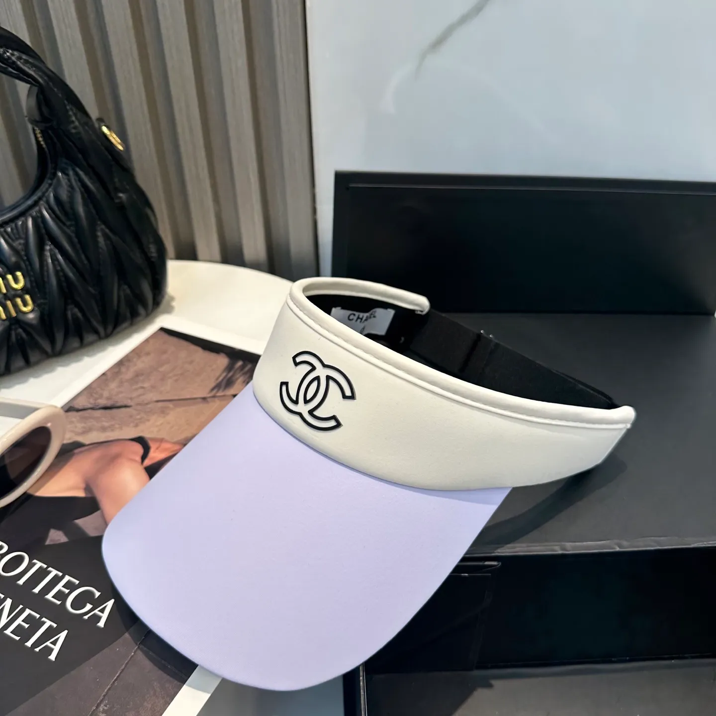 P56 Chanel's new ice silk empty top hat. Made of ice-like fabric, it is breathable and does not make you sweaty. It can keep you refreshed all day long even in the bright sun. It’s versatile and doesn’t matter your face shape. Wear it casually and look like a Korean girl~