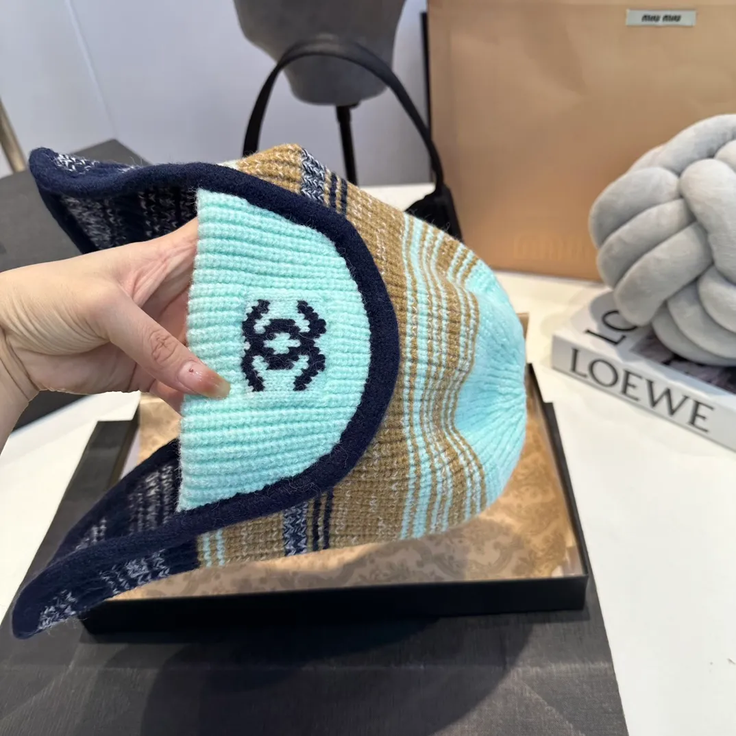 P70 Chane*🆕Chanel 24N new ski series wool hat, the popular Lei Feng hat all over the Internet, black and white, 4 colors, versatile and cool, can be worn by men and women as a couple, warm and good-looking, a must-have