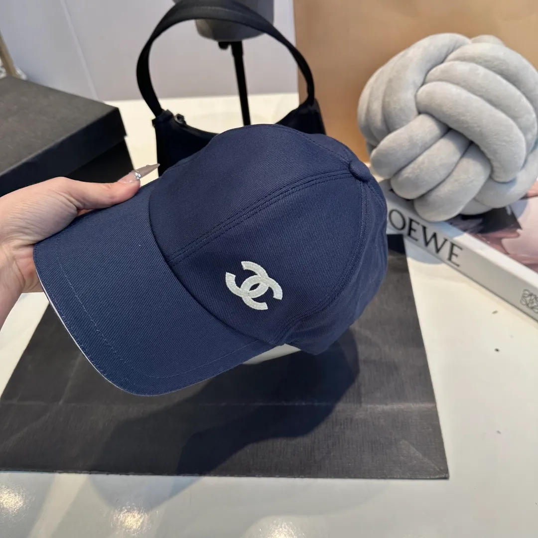 P90 These Chanel baseball caps are a must-have! The classic three colors of black, white and navy are simple and elegant. The iconic double C logo is super eye-catching and instantly enhances the fashion level💯. Whether it is paired with casual wear or a small dress, it can easily hold the whole audience~