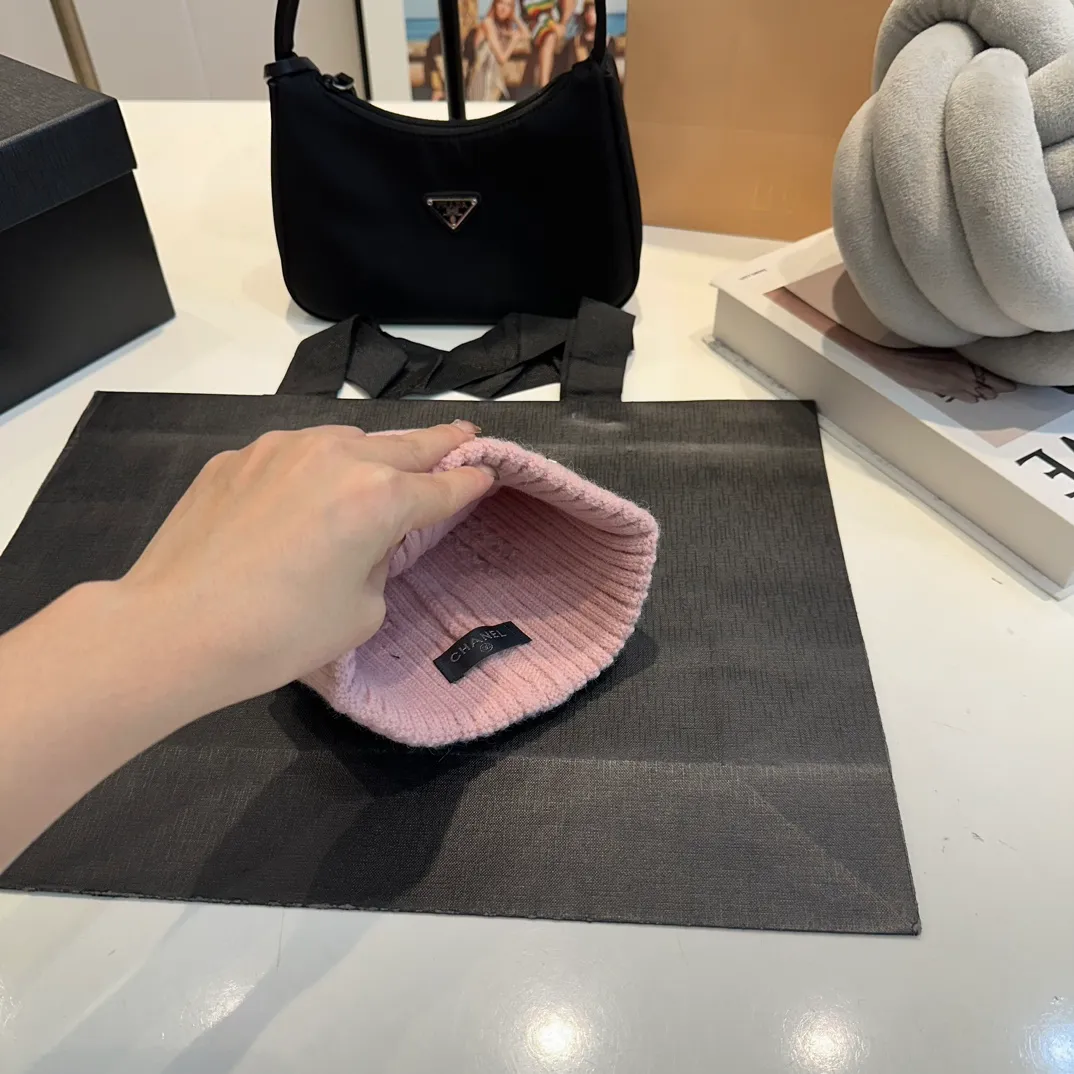 P50 CHANEL Autumn and Winter Striped Twist Wool Knitted Thick Cuffed Beanie Hat. The year-end heavy-duty high-looking fairy knitted hat is extremely versatile, easy on the head, and feels extremely soft and waxy. High-elastic rabbit wool does not deform.
