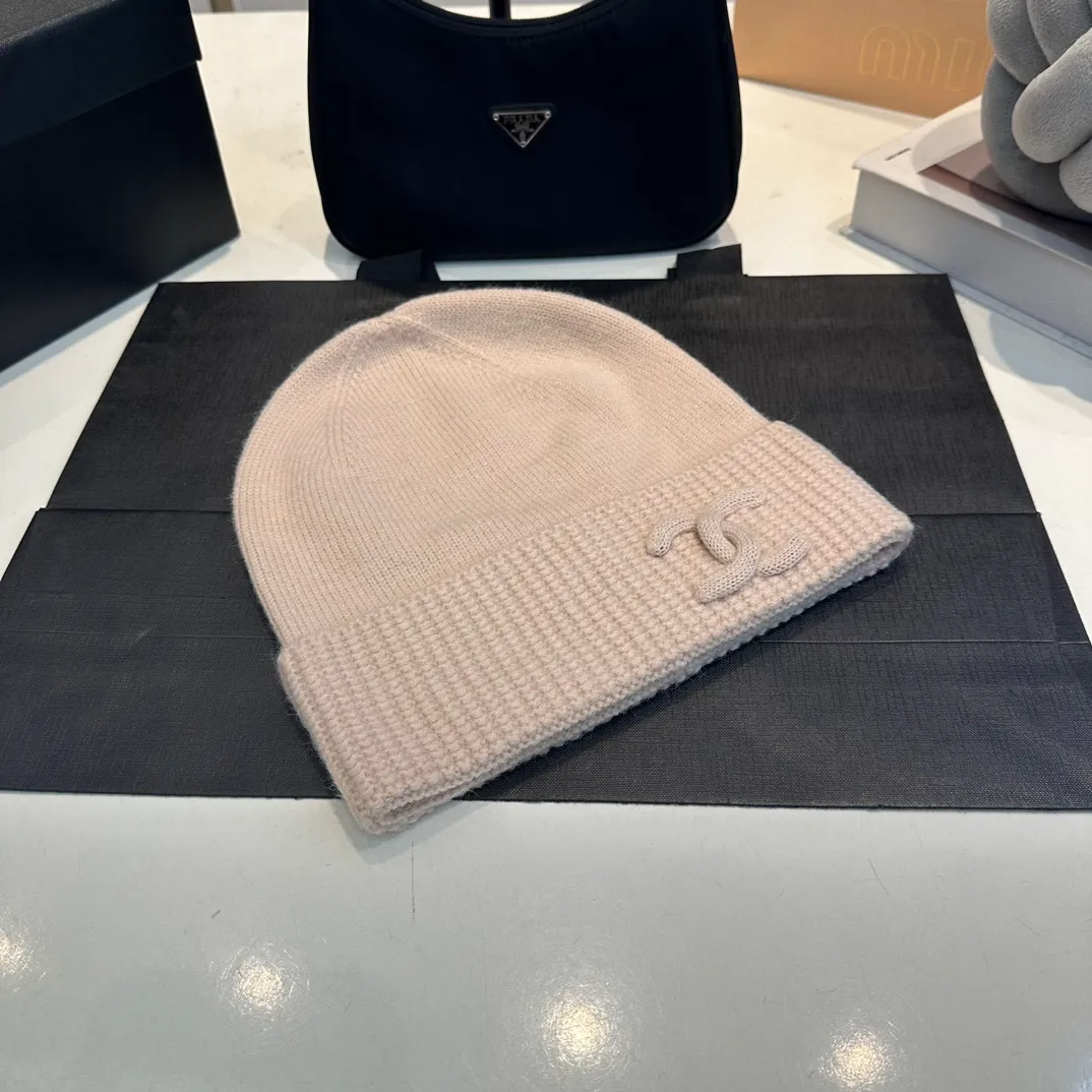 P60 Chanel official website quality Chanel autumn and winter woolen hat recommended by Internet celebrity fashion bloggers, Xiaohongshu hot style, super soft and comfortable knitted woolen hat with excellent elasticity!