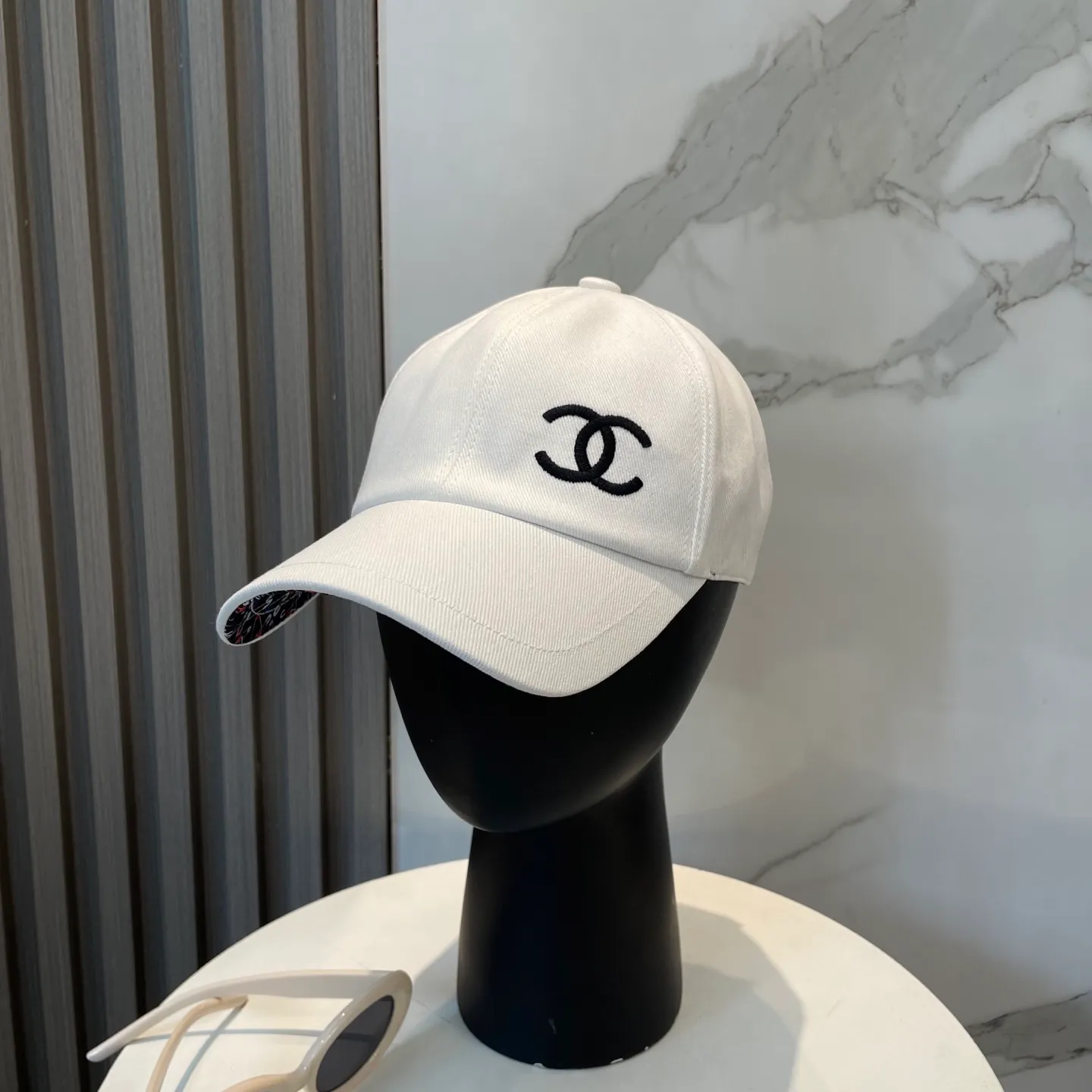 P96 Chanel (Chanel) counter new double-sided embroidered baseball cap🧢1:1 mold customization, three-dimensional embroidery, exquisite and flawless! 100% pure cotton fabric, original factory quality, exclusive physical photography.